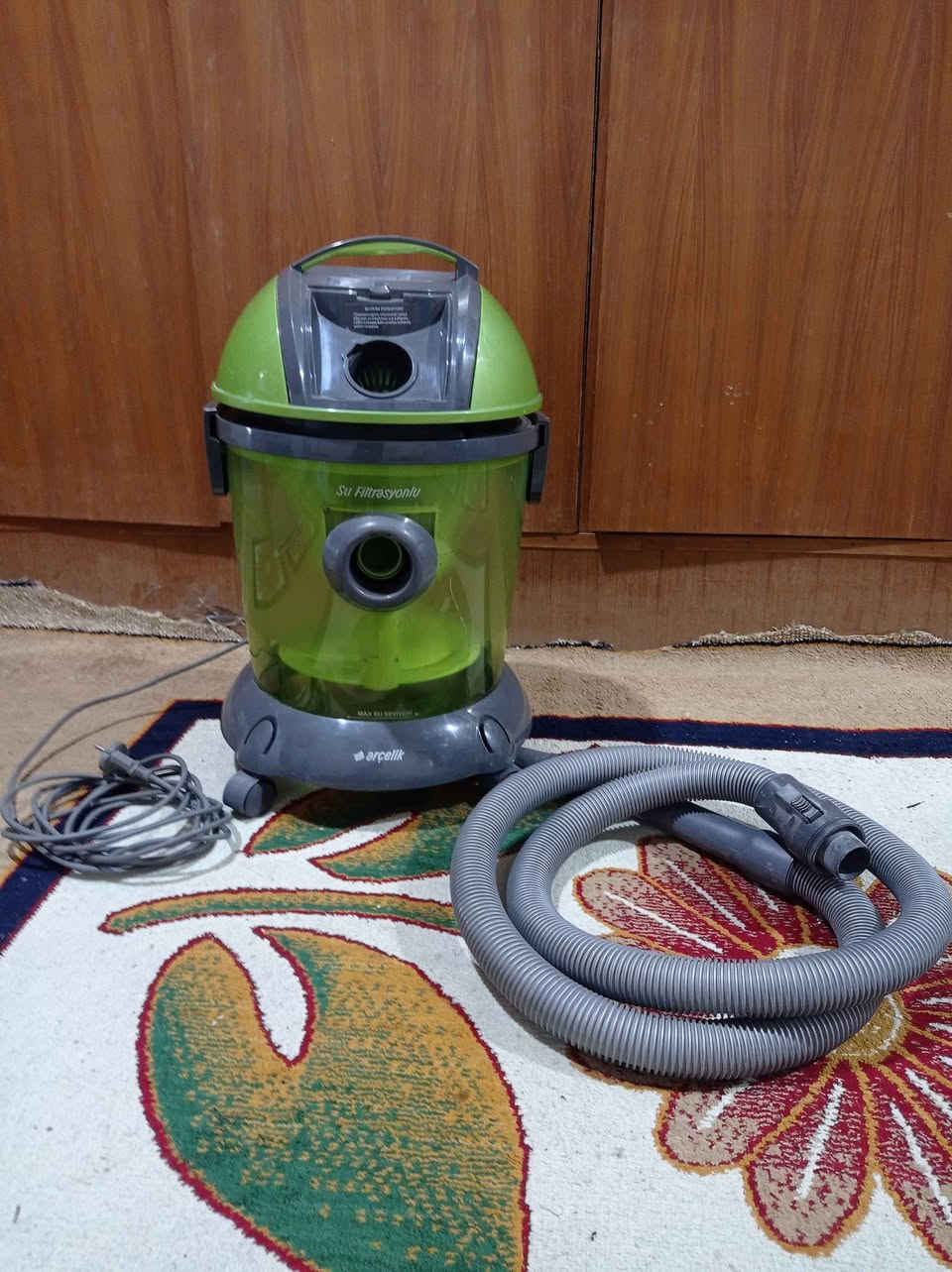 السلام عليكم 
للبيع مستعمله قليل نضيفه جدأ السعر 50 الف العنوان كربلاء قرب مستشفى الكفيل 
هذا الجهاز هو مكنسة ماء وغبار من شركة Arçelik.
المكتوب عليه “Su Filtrasyonlu” يعني فلتر ماء.
🔹 شغلها الأساسي:
تكنس الغبار مثل المكنسة العادية.
الغبار يدخل إلى خزان ماء حتى ما يطلع غبار بالهواء.
🔹 هل تغسل الزوالي؟
غالباً لا تغسل الزوالي مباشرة مثل ماكينة غسيل السجاد.
لكنها تكنس الزوالي بقوة وتسحب الغبار والأوساخ منها.
بعض الموديلات ممكن تسحب ماء أو سوائل إذا انسكبت.
✅ يعني باختصار:
تكنس الأرضية والزوالي.
تسحب الغبار داخل الماء.
ممكن تسحب سوائل بسيطة.
❌ لكنها مو ماكينة غسل زوالي بالشامبو. Singapore


**إذا كنت صاحب هذا الإعلان وتريد حذفه لأي سبب، رجاءا أرسل رسالة إلى الدعم الفني**