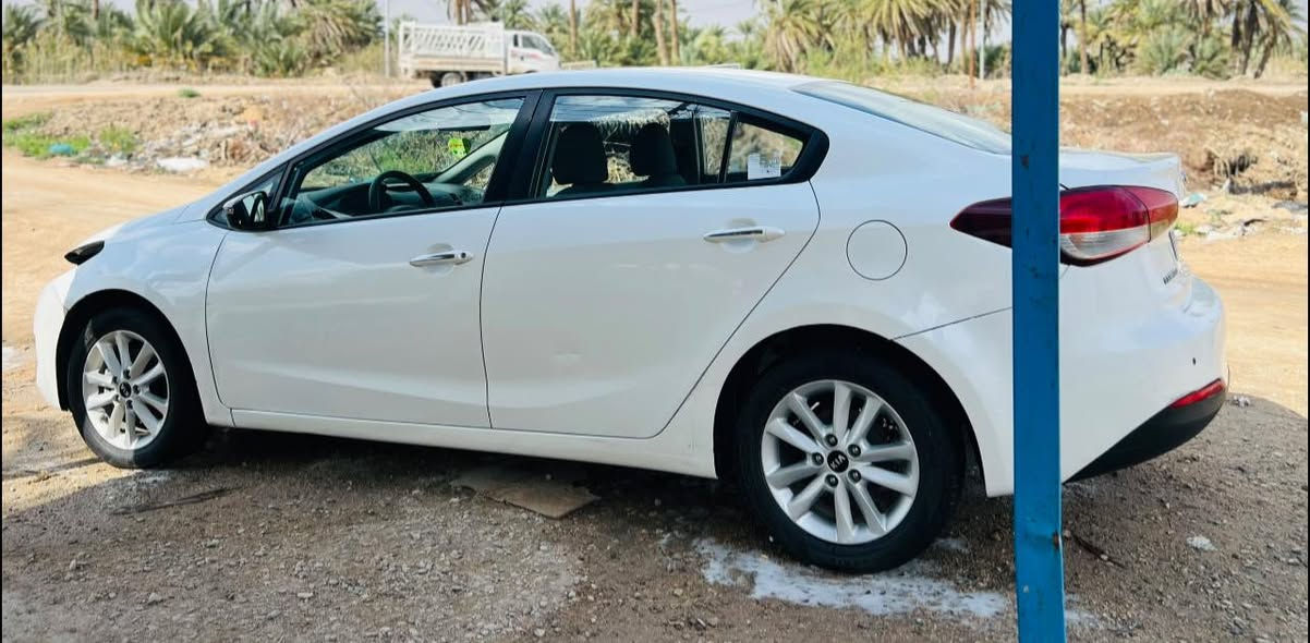 السلام عليكم سيراتو 2017 للبيع خليجي ابيض صدفي  شركه دوليه محرك 1600 شرط مامفتوح سياره جديده سياره عليهه تخم تاير جديد وباتري جديد 
موصفاتهه نص فول 
⚔️ اشاير مري 
⚔️ ويل كب 16 وخمسه ويل كب 
⚔️ حساسات خلفيه 
⚔️ تحكم ستيرن جهتين 
⚔️ لايت كهرباء وجامه اوتو و باقي الموصفات معروفه 
——————————————
ملاحضه بيهه تبديل قبق جنطه  
وبيه رشتين صبغ رقم بغداد تحويل مباشر هزه جديد حداديه حجر سياره حلوه وجاهزه السعر 118 وبيه مجال للطيبين سونار بل منشور ستفسار *********** اتصال 📞 
واتساب *********** مكاني رميثه بيع فقط
