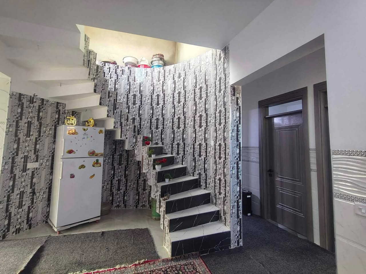 بيت للبيع العنوان القوسيات حي الاايمان المساحه ١٢٠متر غرفتين نوم خدمات كامله الاستفسار على الرقم ***********
***********
