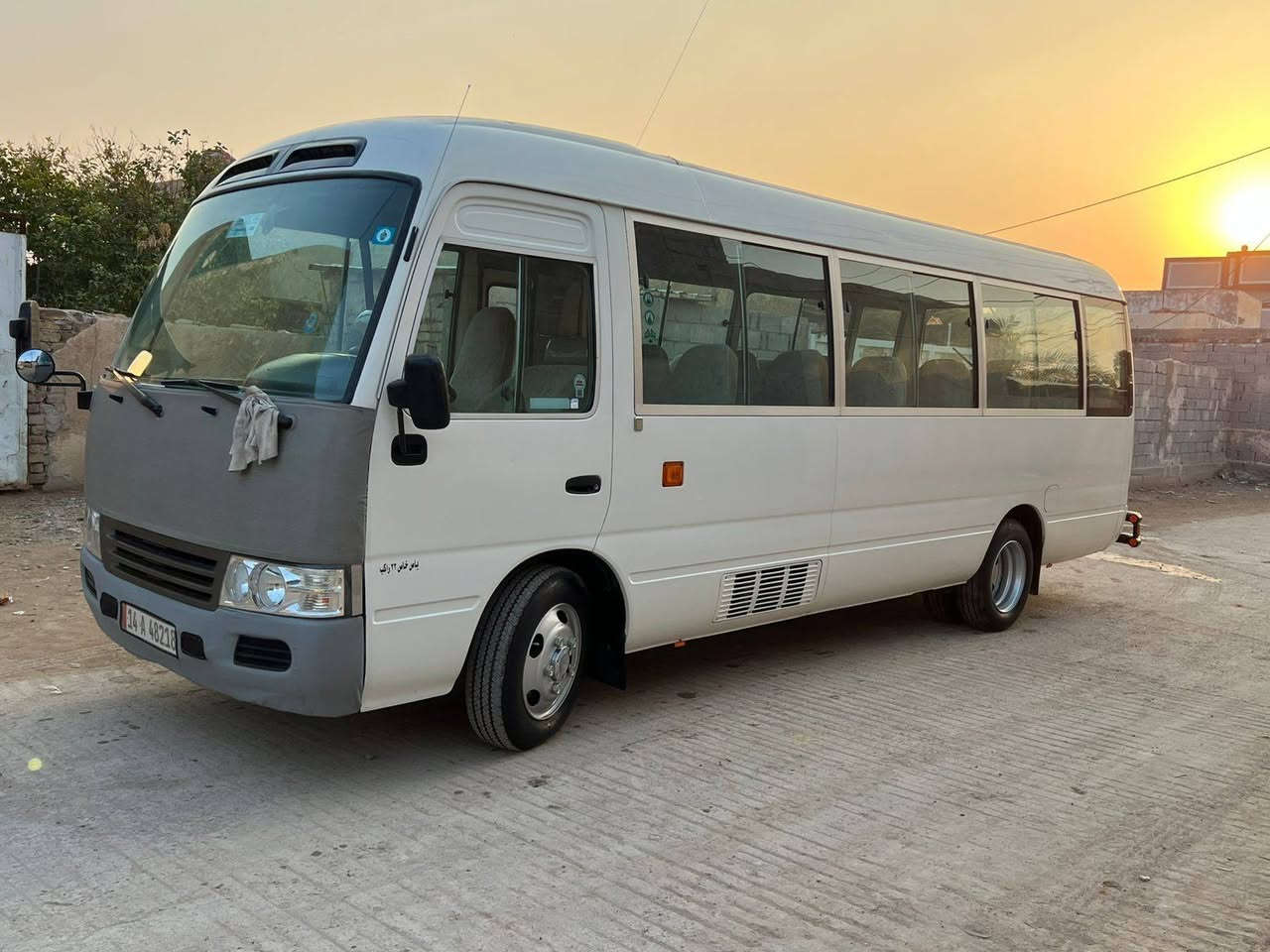 السلام عليكم من رخصت مدير الكروب كوستر للبيع موديل 2014 رقم بصره انكليزي بسمي السياره جديده خير من الله السعر ٣٤٥ والشراي يتصل مكاني حله الرقم ***********
