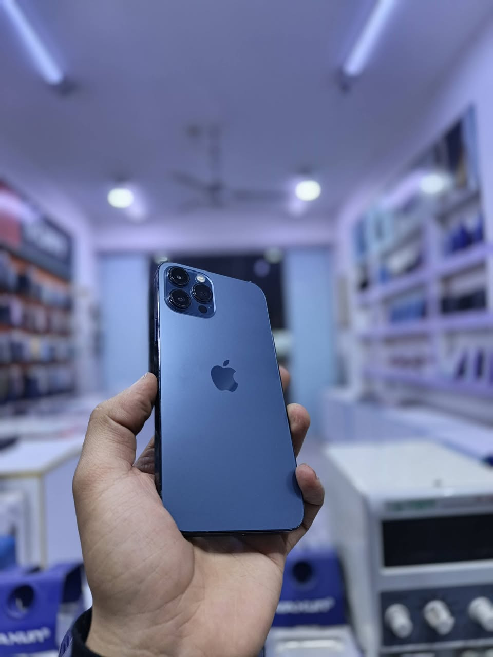 ايفون 12 pro Max
ايفون ١٢ برو ماكس 🎖

ذاكره ٢٥٦ ✔️

بطاريه ١٠٠ 🔋

فيس ايدي شغال💯

السعر ٣٦٥ الف 

مكاني نجف عسكري مدارس📌
***********
