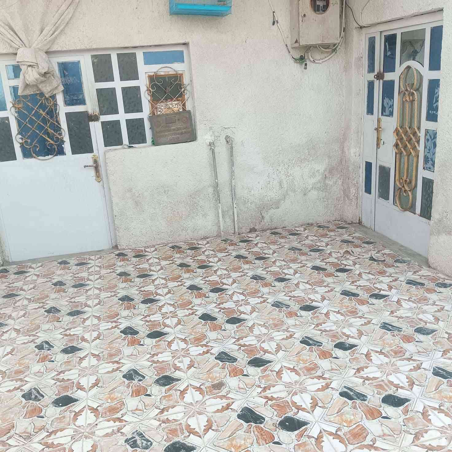 بيت 200 متر بحي الحكيم بنزله بني تمايم مقابيل المدرسه قريب علا شارع العام 
غرفتين وهول ومطبخ وستقبال وصحيات داخليه وخارجيه 
وطرمه كبيره بناء بلوك السقف عكاده 
الرضيه سيراميك 
شارع مجاري سند 25 مسجل بلديه
السعر 35 بيه مجال 
الستفسار ***********
