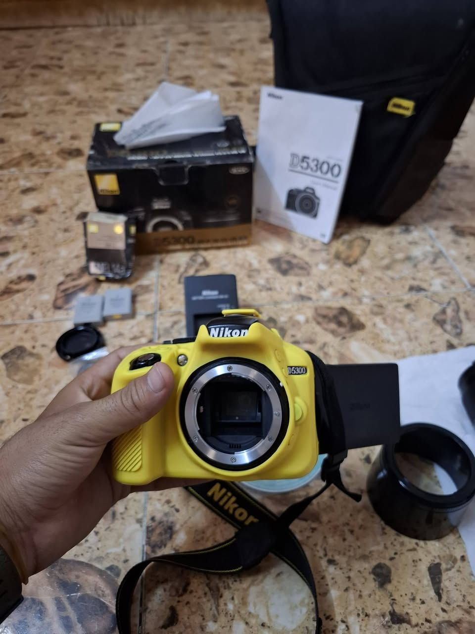 كامرة Nikon D5300 صور + فيديو بعدهي جديدة اطيك بيه ضمان ما مفتوح بيه برغي شرط شغل والفحص ملحقاته كامله جنطة شاحنة أصلية وكيبل نقل صور ورام 32 كيكة  عدسه رياضي  70_300 مواصفات كلش حلوه Wifi شاشه قلاب جميع الامنافذ بيه سعرة[ 450] الف يوجد توصيل اتصال( ***********)
