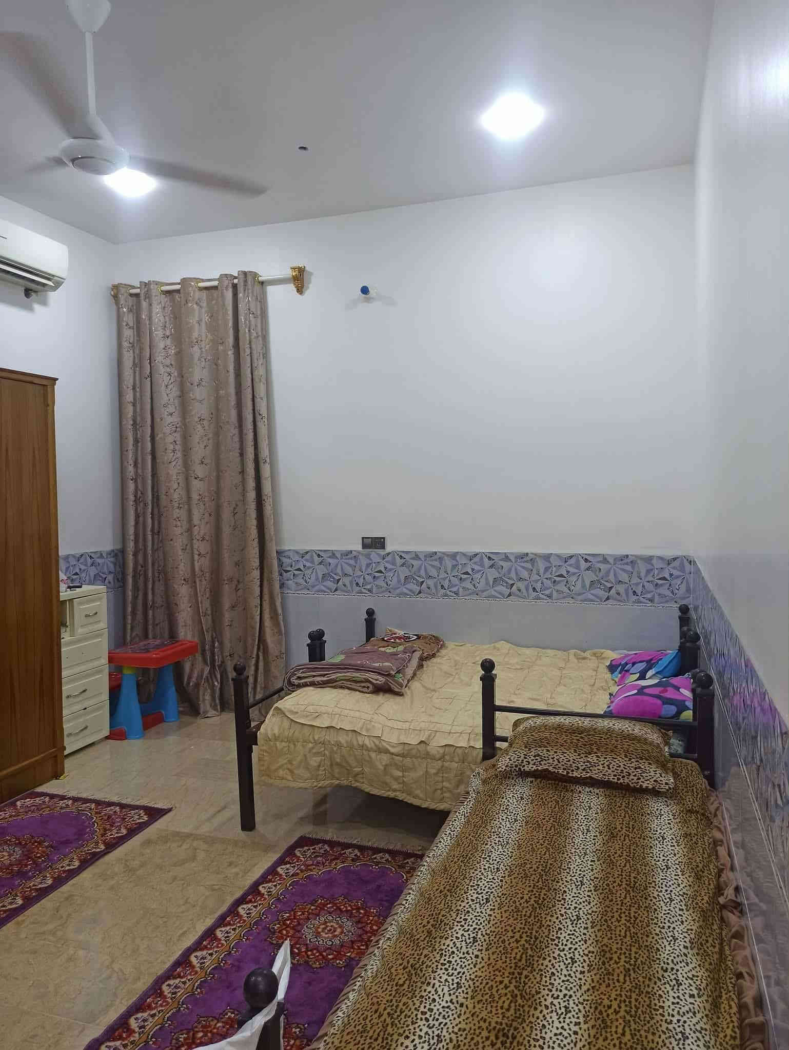 السلام عليكم بيت للبيع مساحه 250متر شغل درجه اولى حديث 2024 في حي النهضه خلف سوق ابو جميغ بيت قاطين مكوناته
2صاله 4غرف ثنين سويت كامل حمامات عدد 5 سطحين اساس وسقف كونكريت مسلح رباطات شغل درجه اولى بيت كلش متعوب علي مواد كله من الزين غير متواجد على الفيس تصال على رقم وعرف باقي تفاصيل مطلوب اسكان 50مليون
***********.  ***********
