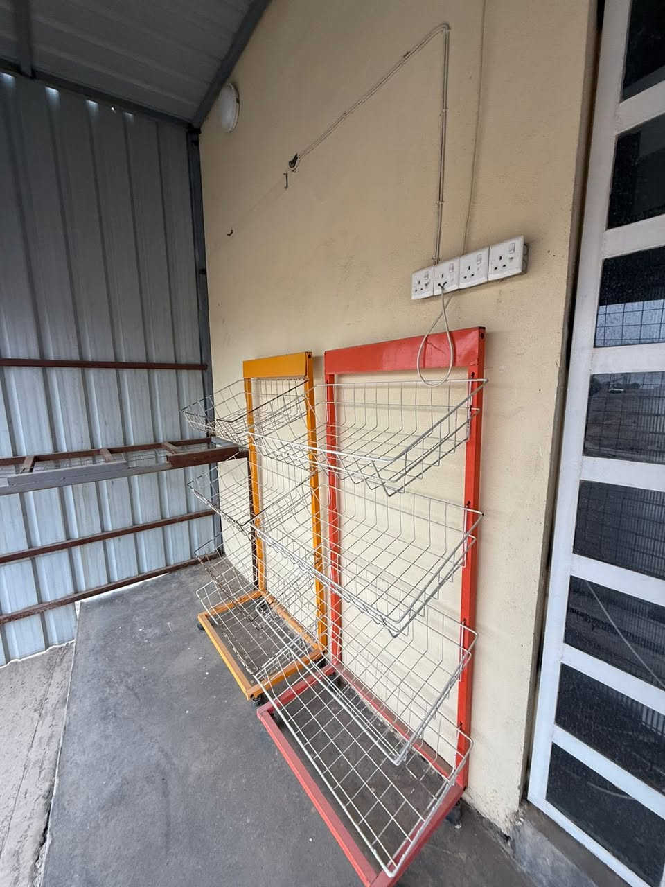 السلام عليكم غراض محل للبيع رفوف مع عارضات مع ميز غراض محل كامل كلو جديد. مستخدم شي قليل ***********
