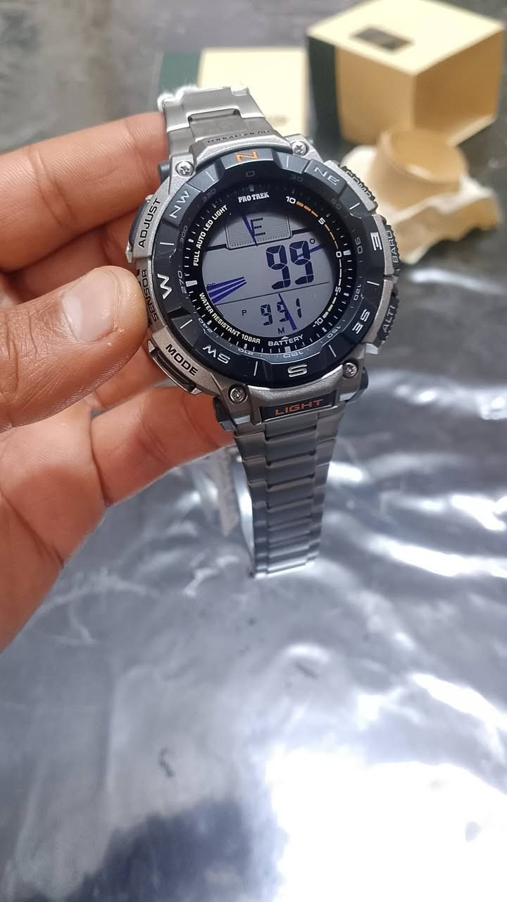 (Casio Pro Trek PRG-340T)
جديد وكالة مع العلبة والملحقات 
تتميز هذه الساعة المخصصة للمغامرين ومحبي الأنشطة الخارجية بمجموعة شاملة من المواصفات والميزات المتقدمة. 
الميزات الرئيسية:
الطاقة الشمسية (Tough Solar): تعمل الساعة بنظام الشحن الشمسي، مما يلغي الحاجة لتغيير البطاريات ويضمن التشغيل المستمر. 
المستشعر الثلاثي (Triple Sensor): تتضمن بوصلة رقمية، مقياس ارتفاع، مقياس ضغط جوي، ومقياس حرارة لتوفير بيانات دقيقة عن البيئة المحيطة. 
مقاومة الماء: مقاومة للماء حتى عمق 100 متر (10 بار)، مما يجعلها مناسبة للسباحة والأنشطة المائية. 
هيكل وسوار من التيتانيوم: السوار والهيكل مصنوعان من التيتانيوم خفيف الوزن وعالي المتانة. 
شاشة LCD مزدوجة: تتميز بشاشة عرض مزدوجة الطبقات لرسومات البوصلة ووظائف الساعة، مما يسهل القراءة. 
مواد حيوية صديقة للبيئة: صُنع الهيكل وبعض المكونات من مواد بلاستيكية حيوية (Bio-based resin) للمساهمة في الحفاظ على البيئة. 
المواصفات والوظائف الإضافية:
إضاءة LED تلقائية بالكامل: توفر إضاءة خلفية واضحة في الظلام. 
التوقيت العالمي: تعرض التوقيت لـ 31 منطقة زمنية مختلفة (48 مدينة). 
ساعة إيقاف ومؤقت: تتضمن ساعة إيقاف دقيقة ومؤقت عد تنازلي. 
منبهات يومية: تحتوي على 5 منبهات يومية مع إشارة الوقت بالساعة. 
عرض شروق وغروب الشمس: ميزة مفيدة لعشاق الطبيعة والمغامرين. 
مقاومة درجات الحرارة المنخفضة: تعمل بكفاءة في درجات حرارة تصل إلى -10 درجات مئوية. 
تقويم تلقائي كامل. 
حجم العلبة (الطول × العرض × الارتفاع)
54.7 × 51.7 × 15.1 مم
وزن الساعة. 87 غرام


**إذا كنت صاحب هذا الإعلان وتريد حذفه لأي سبب، رجاءا أرسل رسالة إلى الدعم الفني**