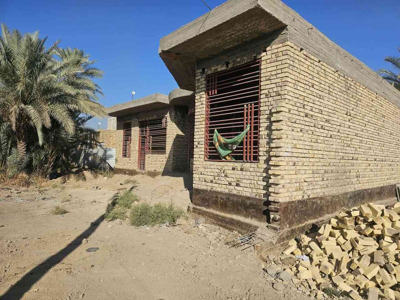 هيكل بناء حديث المساحة الكليه 250 متر  يحتوي غرفتين و صاله و استقبال و مجمع صحيات
سند 25 بأسم صاحب البيت 
الديوانيه الدغارة نزلة الهلالات
***********
