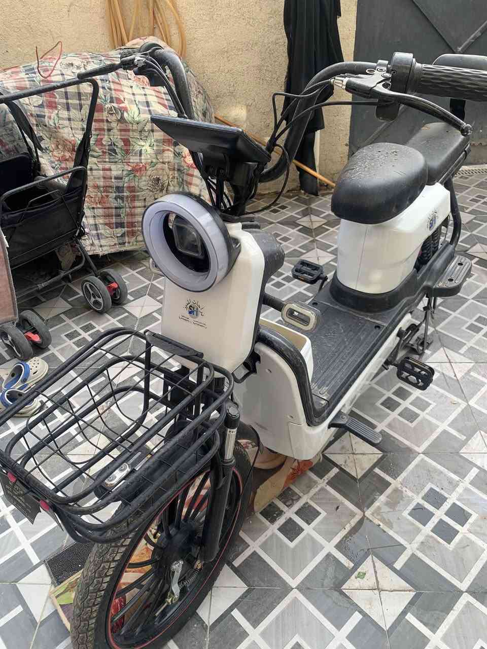 السلام عليكم دراجه شحن للبيع 5 بطاريات دراجه جانت مابيها شي تمشي على غفله وكفت واحد يكول ملف واحد يكول عقل وماريد اصلحها لان الصراحه وكت ماعندي ابيع هل موجود سعرها 250 الف مكاني بغداد لكريعات ***********
