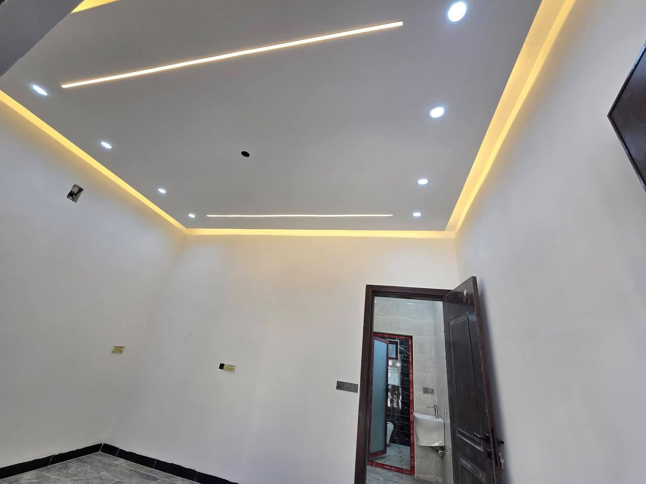 دار  للبيع 50 متر واجهه 5
السعر 165 مليون
حي الجهاد ديوان المخابرات
طابقين ونص مدخلين
الطابق الاول صاله مطبخ حمام منور  
  الطابق الثاني غرفتين وحمام
الطابق الثالث   غرفه وبيتونه وسطح
للاستفسار الاتصال ***********//////***********
