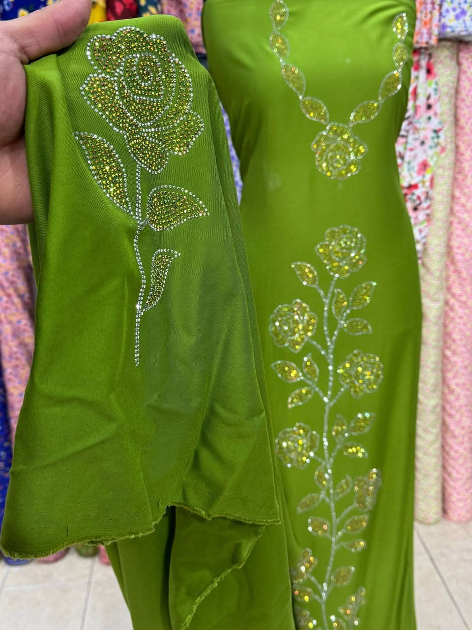 مع بداية الموسم الصيفي
موديلات ونقشات جديده 
قماش كشمير كابوي مطاط الاصلي
منقوش شذر لونين للكاع 
الشذر شرط الغساله والفحص كدام المندوب 
القطعه مترين ونص يتفصل كلوش راهي لجميع الاحجام
توصيل لجميع محافضات العراق 5.000
متوفر جمله ومفرد كميات درازن


**إذا كنت صاحب هذا الإعلان وتريد حذفه لأي سبب، رجاءا أرسل رسالة إلى الدعم الفني**