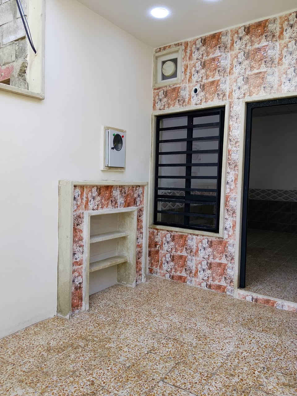 سلام عليكم دار للاستتمار للبيع مساحة 100 متر طابقين  مفصول الأول عن تاني وارد شهري مالو مالو 800 ألف موقع دار حي وحده مقابيل كليه حدباء الدار بناء حديد 2025 لاستفسار اكتر هدا رقمي ***********
