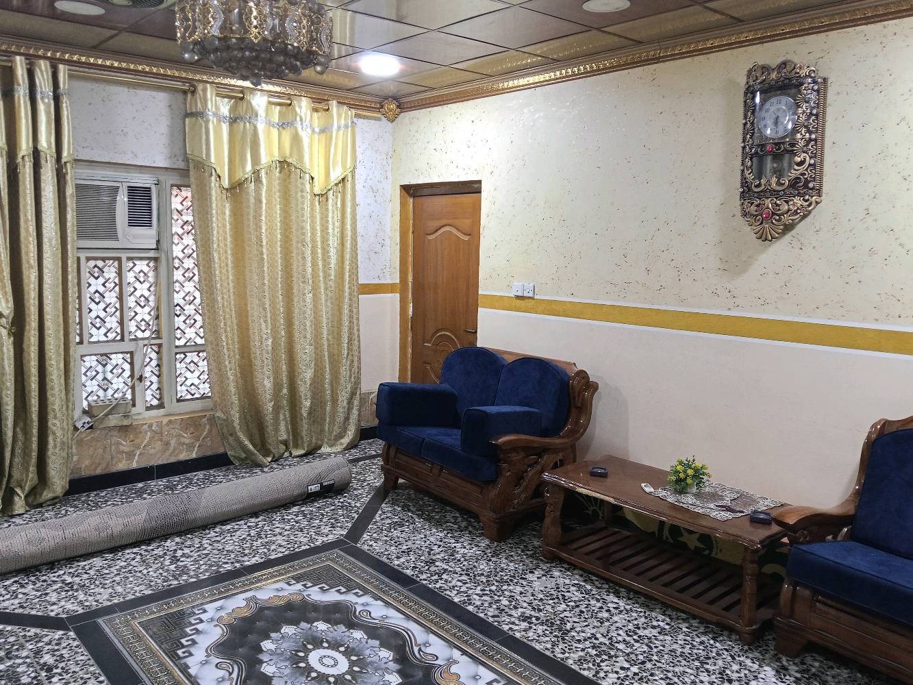 السلام عليكم دار للبيع طابو صرف مساحه 211 يحتوي على استقبال وصاله واربع غرف نوم وسويت 60 مترمعةالخدمات وكراج وثلاث حمامات بدايه شارع 70 الشارع الخدمي بين شارع 70 وشارع الجامع اول فرع على يمنا البيت سدد فرع  الاستفسار الاتصال ***********