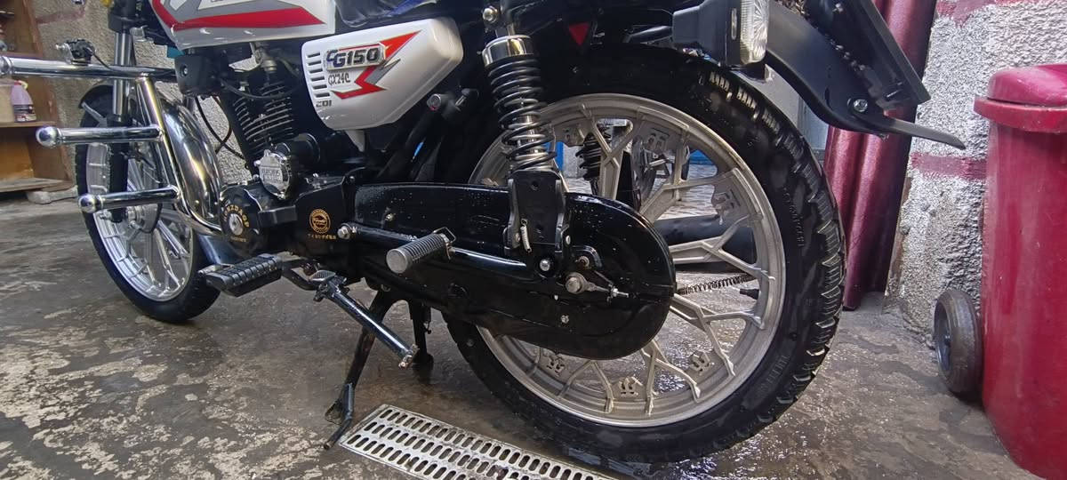 السلام عليكم
دراجة سيفان 2024  للبيع 

اوراق كاملة بيها بس سكنر 

دراجة كامله مكملة من كهربائيات واحتياجاتها 

مكينة مامفتوحة ومكفولة تنقيص وتبخير 

تاير جديد امامي وخلفي

دشبول الكتروني مابي اي نقص عدا الكيلومتر مايقرة 

الاختلاف البيها بس جاملغ الخلفي اسود بلادي والامامي ستيل 

السعر 600 وبيها مجال العنوان بغداد جسر ديالى القديم 

رقم الهاتف ***********
