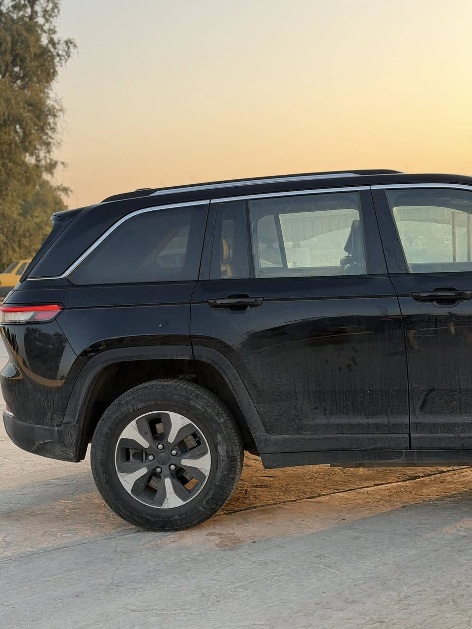 السلام عليكم جيب كراند شيروكي (بلگن) 2024 أسود
المواصفات فول 1/1 بدون ايرباگ رقم بغداد 
المشي 22 
شاشتين وحدة وسطية + راكب
 تدفئة مقاعد امامي+ خلفي +ستيرن
 كشن كهرباء جلد 
بصمة تشغيل عن بعد 
بانوراما 
وبعد مواصفات معروفة 
السيارة مبولشة وكاملة مكملة ربع متصرف عليها صدر جديد مبدل موبار اصلي 
السعر 32 وبيها مجال قليل 
*********** واتساب
