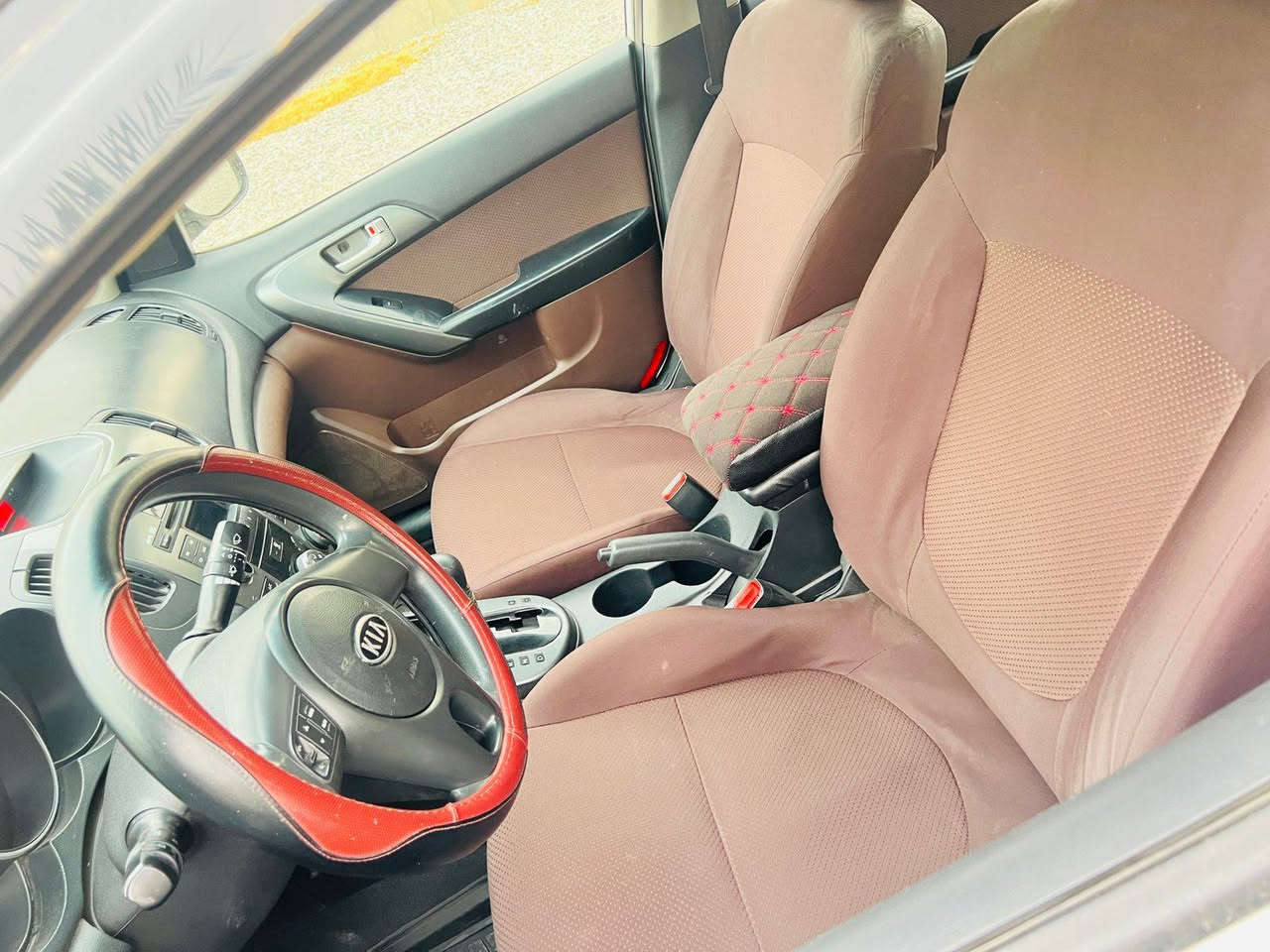 سيراتو 2010
رقم وهزه وسنويه جديد 
تحويل 
صبغ ثلاث قطع بدون داخل 
صدر تاير كلو جديد السيارة جاهزة 
السعر  93 وبيها مجال بيع ومراوس يرهم 
***********
