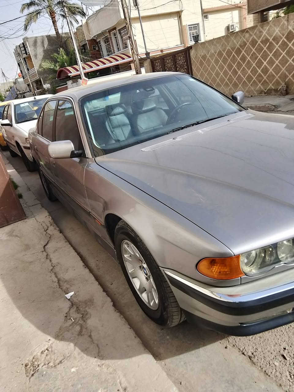 سلام عليكم اخوان 
بي ام موديل  2000 سيارة فول مواصفات 744  
تحكي ستيرين 
سيارة 
تخم تاير بيه 
باتري جديد 
سلفري لون مكفوله كفاله عامه 
سيارة أسمنه تحويل وين متريد رقم انكليزي 
سنويه جديد 
صدر جديد 
ترايك البصره طك كير اشلع 
الاتصال ع رقم ***********
