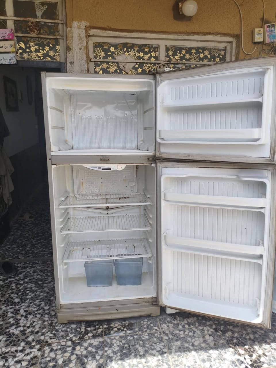 ثلاجه نضيفه شغاله على الفحص تجميدها فول أكبر حجم 24 قدم سعرها 200 طباخات سعر 200 مكان مكان مدينه الصدر يوجد توصيل للاستفسار واتساب ***********
