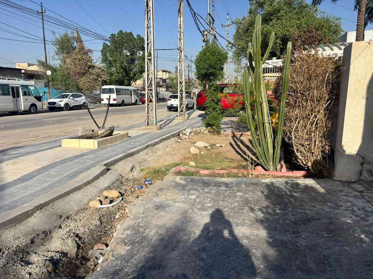 بيت تجاري ركن في إسكان المنصور شارع المخازن ( شارع 23) يحتوي على 3 نوم وصاله ومطبخ وخدمات بالاضافه إلى تشجير ورصيف عريض بموقع مميز وبسعر مناسب للاتصال بنا ***********
