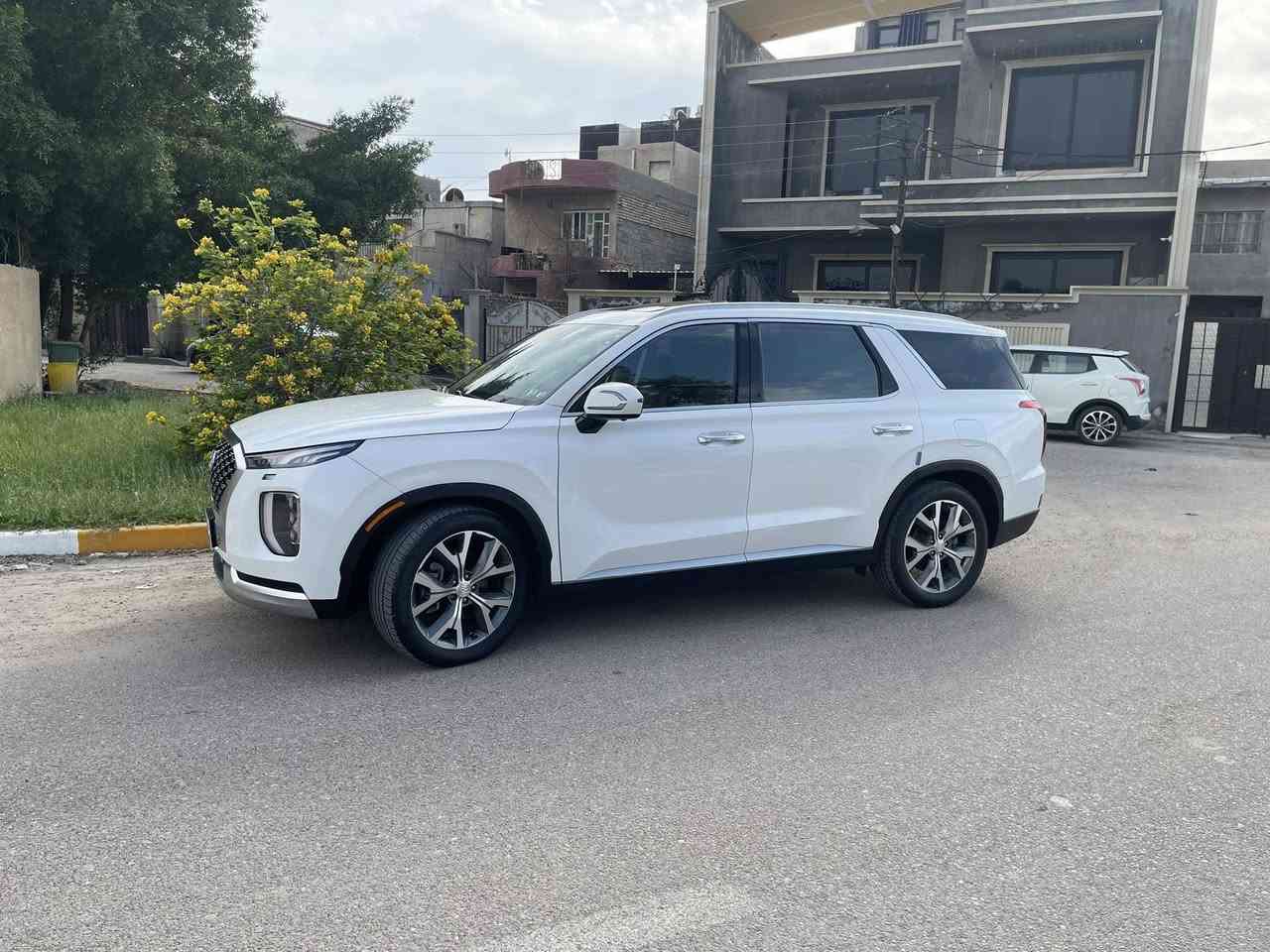 السلام عليكم ..

بلاسايد موديل 2022  وارد امريكي 
‏Hyundai Palisade limited 2022 

حجم المكينه 3800 ماشية 39 الف ميل..
الضرر موضح بالصور بدون دواخل 
فقط جاملغ وباب مبدلات والقطع المبدلة بدون صبغ  .. 

1- فتحة سلايد
2- كشنات جلد تدفئة امامي وخلفي
3 - ثلاث قطع تبريد 
4- تشغيل عن بعد
5- رادار امامي
6- حساسات امامي وخلفي
7- نقاط عمياء
8-جنطة كهرباء
9- سبعة راكب
10- اشاير مري ومري قلاب
11- بصمات عدد 2
12- داش كام 4K امامي وخلفي 
13- منافذ USB بالكشنات الامامية والخلفية وبمقصورة ال7 راكب ..
14- تقنية توفير الوقود والاطفاء الذاتي للمحرك عند الوقوف.
15- 5 انظمة قيادة بالاضافة الى نظام الفور ويل .

السيارة جديدة جداً واستخدام شخصي 
رقمها اربيل وبأسمي ..

السعر 247 ورقة وبيها مجال بسيط مكاني بغداد  
 
***********
***********
متوفر واتساب ايضا

