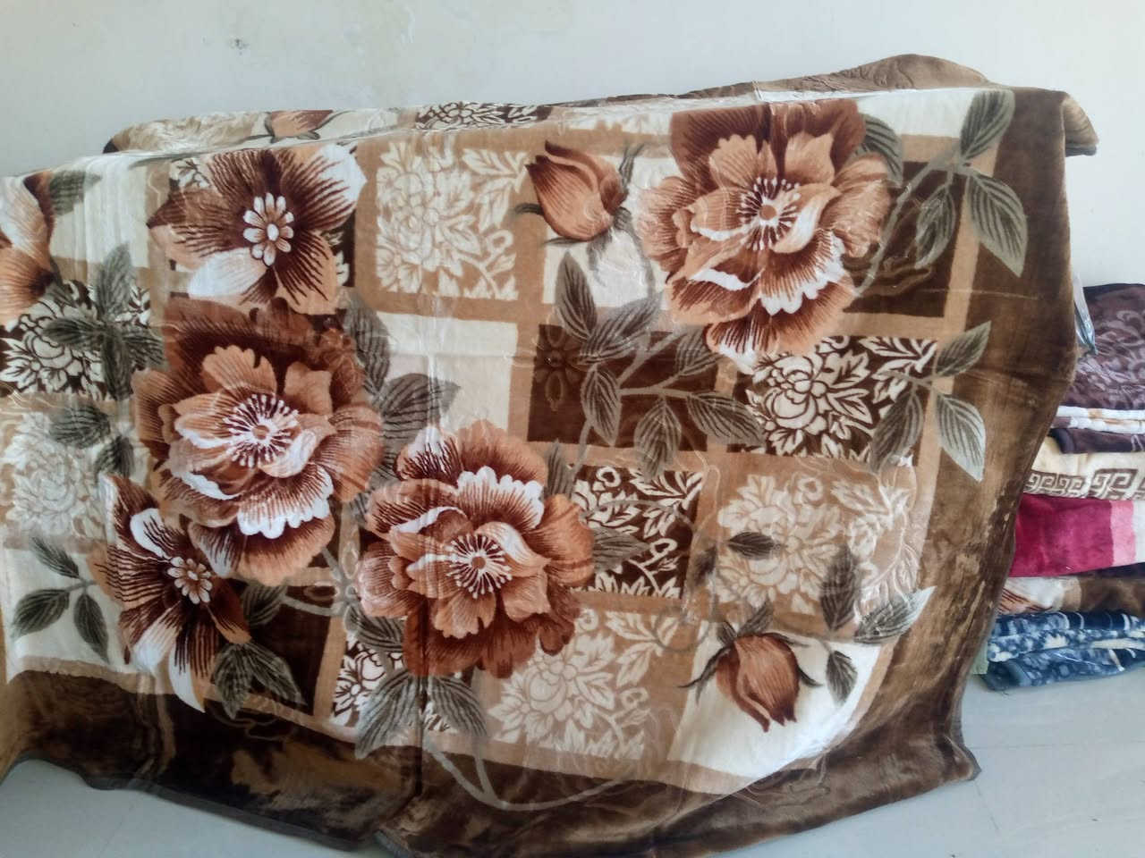 مساء الخير عندي محل مفروشات سعر جمله كلشي رخيص بطانيه دواشك بردات فرشات يوجد خدمة توصيل داخل الفلوجه  *********** بيه واتساب
