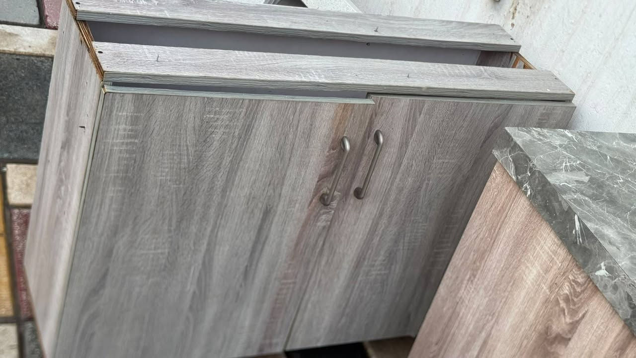 السلام عليكم
تتوفر كاونترات بحاله جيده جداً تصلح للمعارض والمحلات التجاريه والمطابخ الكبيره للبيوت مع عارضات جام كبيره تصلح لعرض المعجنات والكيك والصمون كامل السعر مليون دينار غير قابل للتفاوض*********** الشراي يتصل
