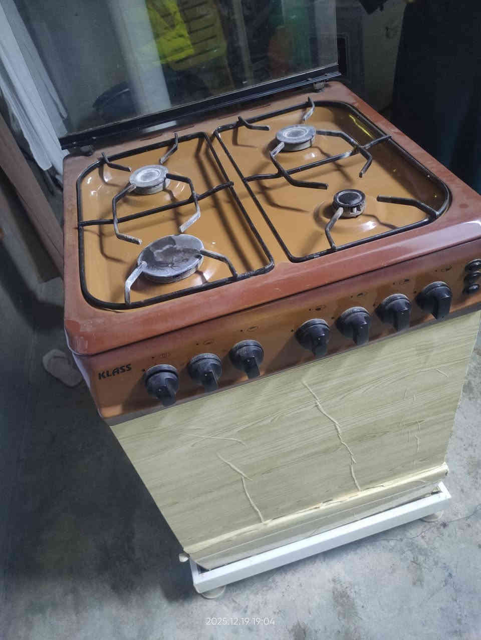 تەباخ چوار چجاو بۆ فرۆشتن
تەنها دەسکی فڕبەکەی نەماوە
 پاک و جوانە و کاملە
ناونیشان: کەلار کۆن
ژ موبایل ***********
