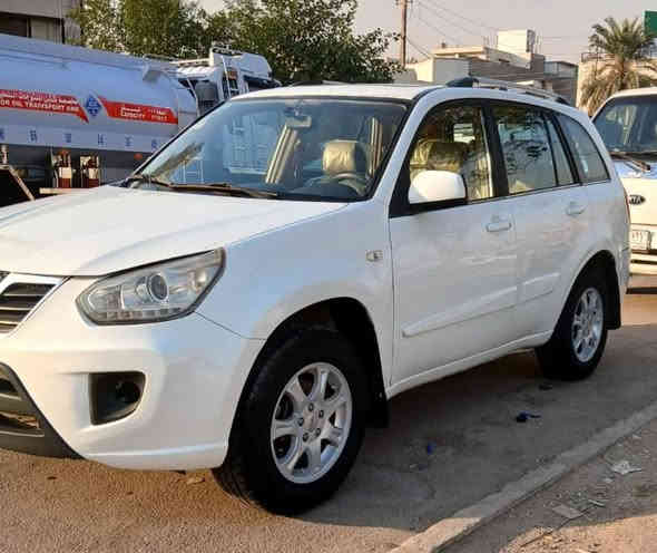 السلام عليكم من رخصت الادمن المحترم للبيع شيري تيكو موديل 2012 شكل 13رقم بغداد انكليزي بأسمي تحويل مباشر حجم المحرك 1800ccكير اوتو كهربائي السيارة جاهزة ان شاء الله ماشية 123الف كم  كير ومحرك بحالة جيدة جدا كهربائيات كله شغالة حداديته بحالة جيدة جدا تبريد شغال تدفئة شغالة تغليف كشنات تفصال أرضية جلد لايت زنون باتري جديد وبدي السيارة شوف العين بدون خياسات وبيها ثلاث قطع صبغ أثر طخة خفيفة وشخط 
المواصفات فتحة سقف كامرة خلفية حساس خلفي شاشة كبيرة اندرويد تدفئة كشنات سنتر لوك شغال 
السعر ٥٨ $ وبيها مجال بسيط جدا مكاني بغداد الغزالية رقم الهاتف *********** بي واتساب أيضا غير متواجد على الفيس
