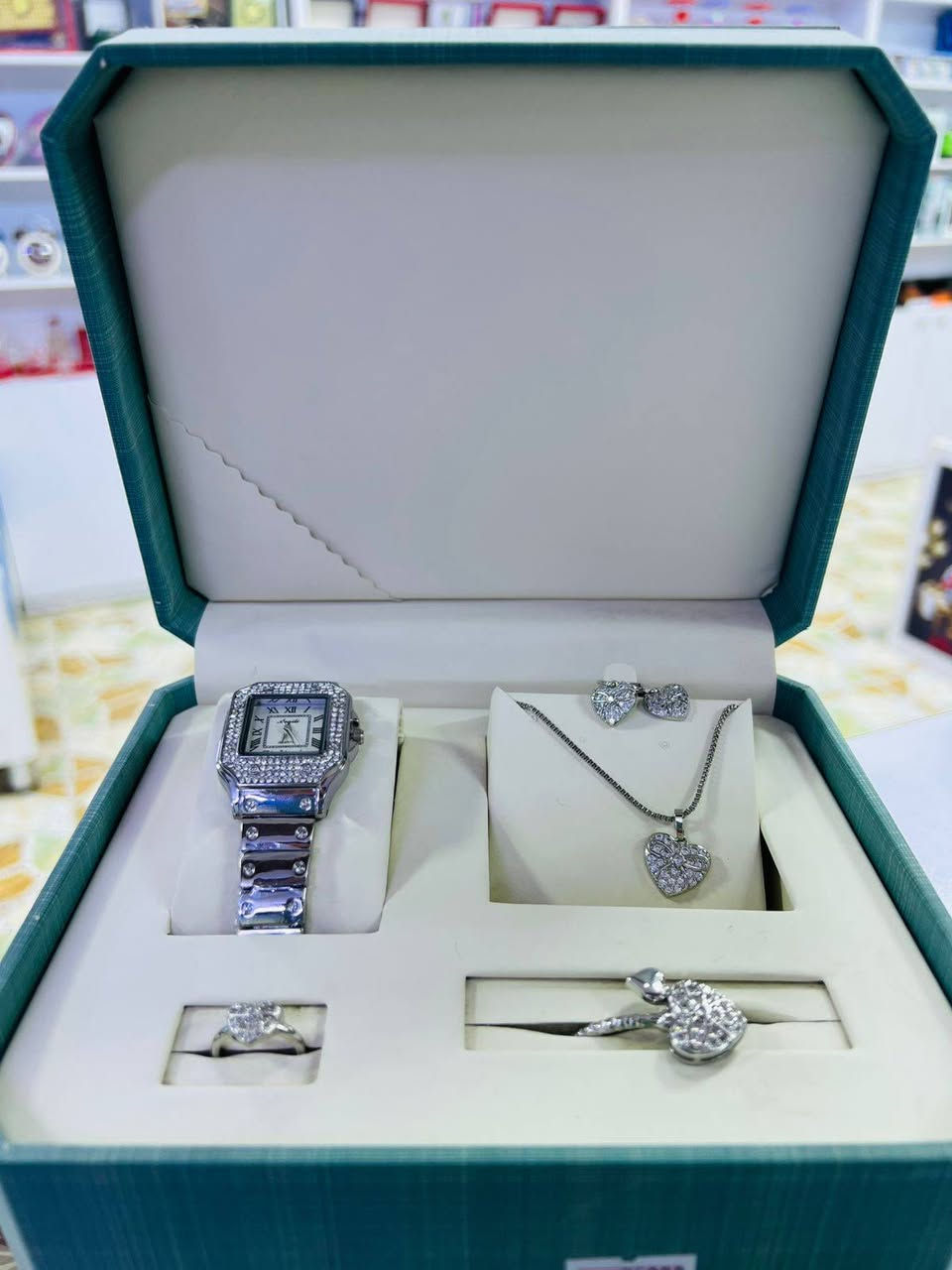 🎄✨ أفضل هدايا الكرسمس وأجمل الهدايا للمناسبات السعيدة ✨🎄
فرح أقرب الناس لقلبك بهدية أنيقة وراقية 💝
💎 تصاميم مميزة
✔️ جودة عالية
💰 أسعار مناسبة للجميع
📍 متوفر لدى شركة نبراس كوت – فرع الشهداء
📌 الشهداء – شارع مدرسة أطلال – قرب مطعم زاد كوت
📞 للاستفسار: ***********
✨ لأن الهدية الحلوة تعبر عن ذوقك ✨
#هدايا_كرسمس #هدايا_مميزة #نبراس_كوت #أناقة
