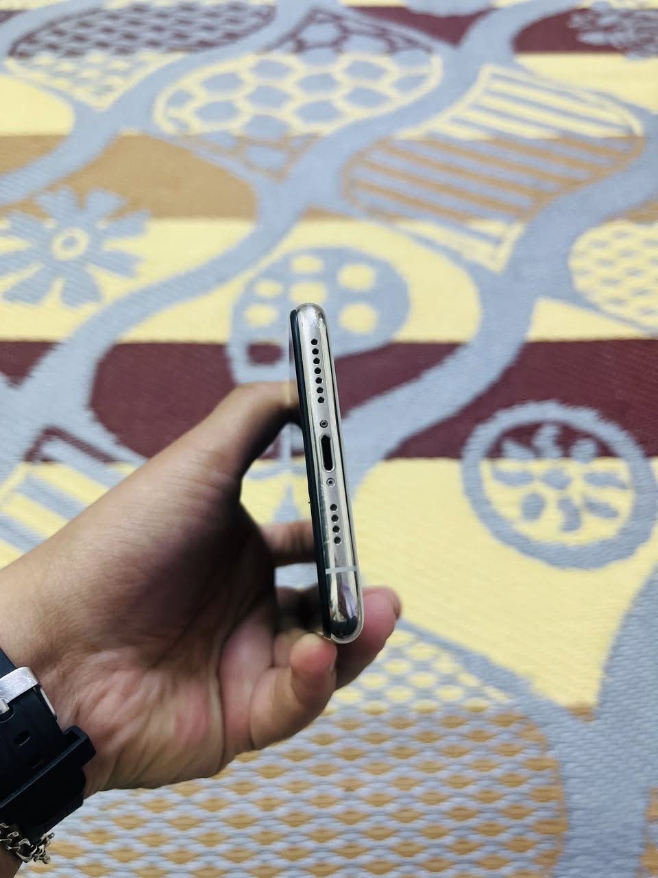 السلام عليكم جهاز ١١ برو ماكس للبيع نضيف جدا مبدل شاشة و بطارية ذاكرة ٢٥٦ بطارية ٩٥ فيس إيدي شغال السعر ٢٥٠ العنوان بغداد الرشاد الرقم *********** هاذ رقم واتساب فقط
