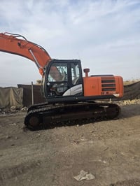 حفارة هيتاشي • ZX200 LC • وارد قطر