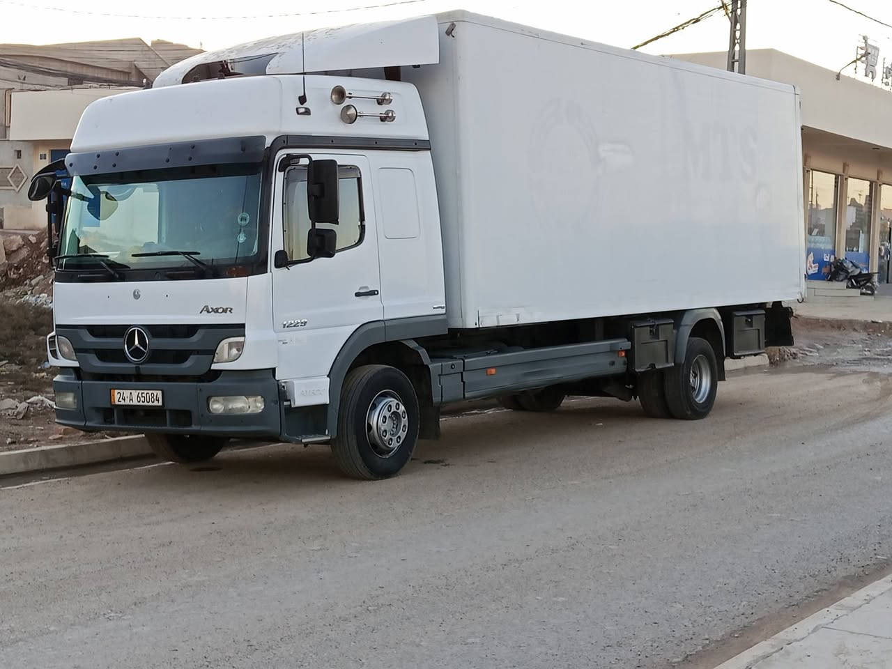 سلام عليكم اتيكو البيع حاوي حجم 1229موديل 2010السياره محرك بي تنقيص صقف عالي كير 4×4السياره   جديد الرقم ***********
