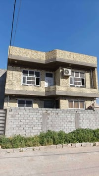 للبيع بيت مساحه 200م.  طابقين يحتوي على ثلاث غرف نوم العنوان طريق حله ...