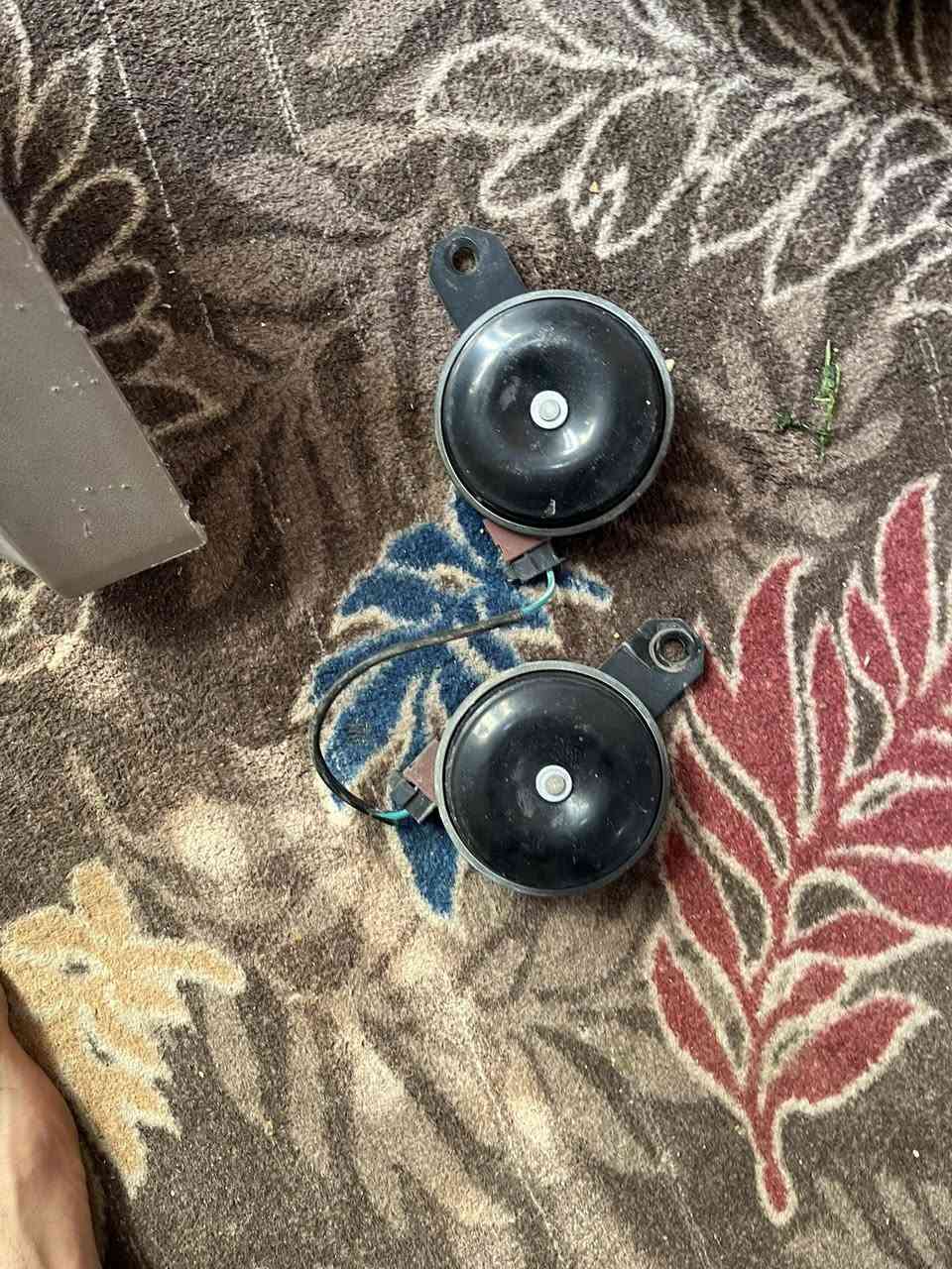 للبيع أغراض نضيفات أبيع شلع اتصال 📞 فقط ***********
دشبول وي عيناته 
مرايات صفح ٢ 
سماعات 2 ومسجل شرط الشغل 
مرايه كوستر زغير 
هورن سيدان اصلي فيشه حمره 
بك لايت زوج شغالات 
كلوبات امامي شغاله 
كفر جوه كشن السايق
