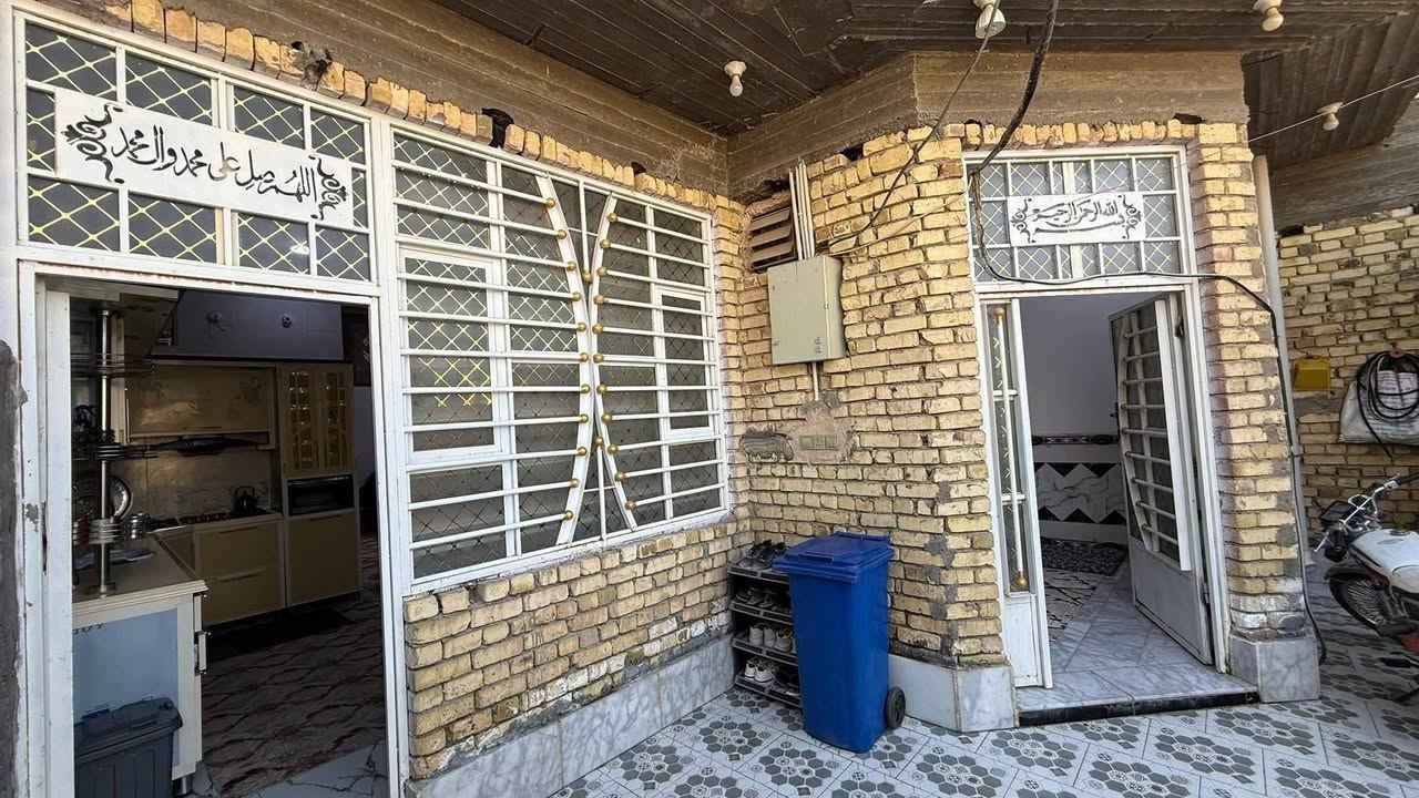 بيت للبيع في الحولي السياسيين
طابو صرف 150 متر 
بناء حديث جديد 
ــــــــــــــــــــــ
اساس بوكـــس 
بناء طابــــــوق 
سقف صـــــب 
ـــــــــــــــــ
غرفة نوم 
صالة استقبال 
مطبخ حار وبارد 
مجمع حمامات وصحيات داخلي وخارجي 
ارضية الأستقبال مرمر درجة اولى 
ارضية البيت بورسلين اسباني درجة اولى 
جدران المطبخ بورسلين اسباني 
طارمة كراج سيارة 
ـــــــــــــــــــــ
البيت نظيف وجاهز للسكن بدون نقص 
ـــــــــــــــــــــ
#مطلوب اسكان 30 مليون 
التسديد الشهري ١٨٠ الف فقط

#المبلغ_الكلي ١٢٥ يستقطع الأسكان 
والتسديد الشهري خلف المشتري 
ــــــــــــــــــــــ 
اكو دار بصفه هم ١٥٠ للبيع يعني المساحه ٣٠٠ كل دار ١٥٠ الاستفسار عل رقم ***********
