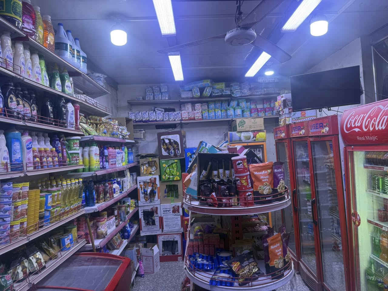 السلام عليكم اسواق للبيع العنوان البلديات مقابيل الجسر تحتو عله ٤ عورض ٣ بطيات تحتوي عله سفينه وسستم كامرات وميز ورفوف جديده  الله شاهد شغل خير من الله يحتاجلهه مسواك قليل دخلهه ٤٠٠ او ٥٠٠ وقابل للزياده ومخزن كبير و ايجار ٢٥٠ استفسار عن السعر عله هاذه الرقم *********** الله شاهد عدم التفرغ السواق شغل خير من الله
