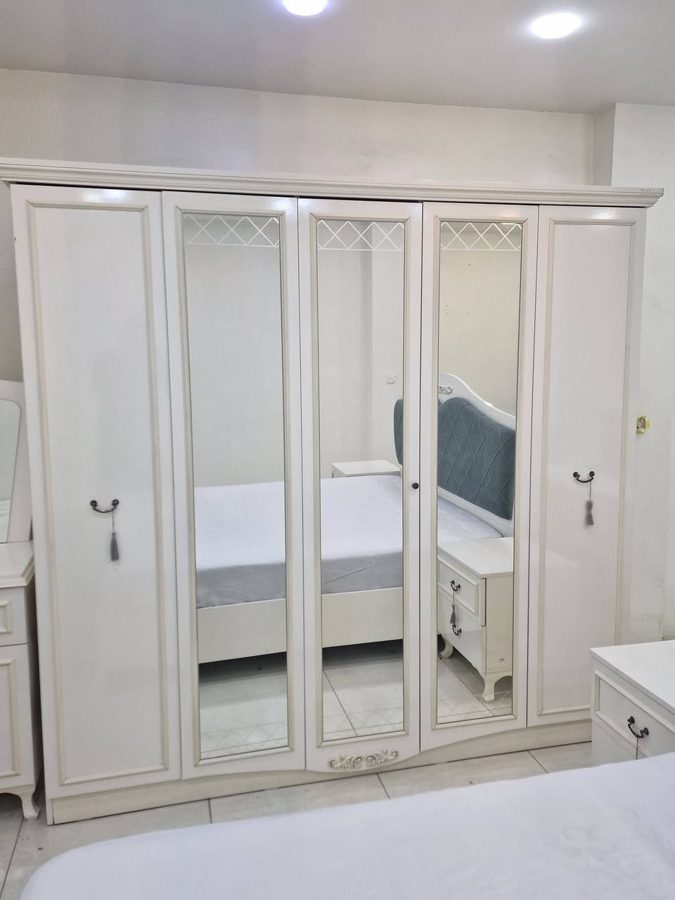 ژووری نوستن مارکەی BELLONA تورکی
زۆر جوان و تازە ماوەتەوە ماڵی دۆستە 
8 پارچەیە 
نرخی 450$ معامەلەی کەم 
سلیمانی /کانی سپیلکە /
***********
گەیاندن هەیە
