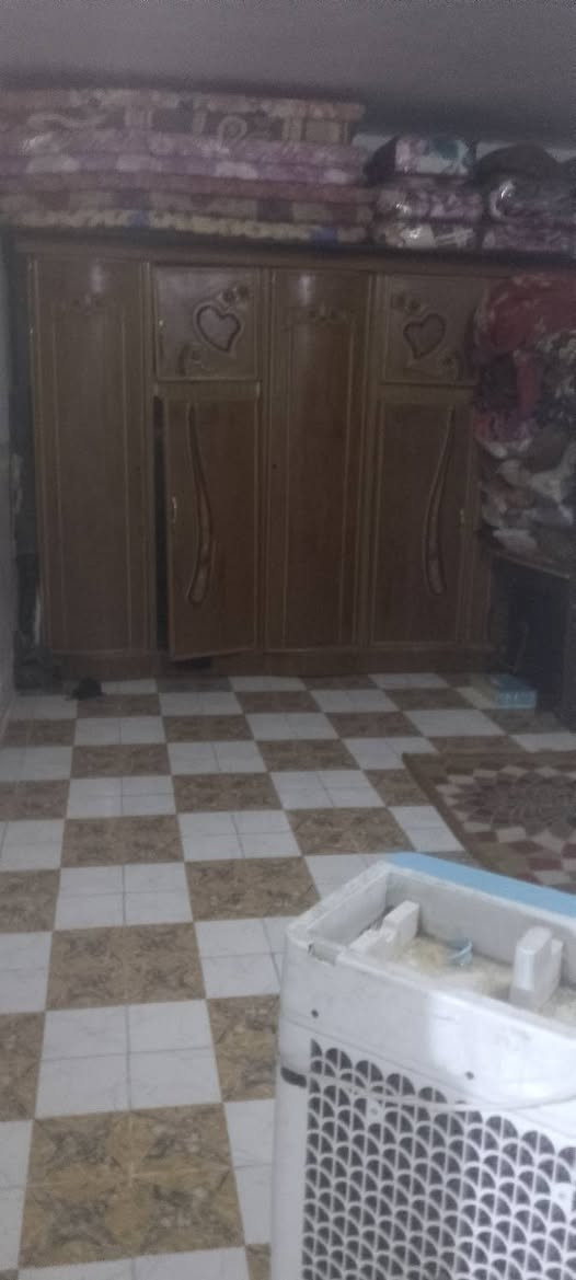 سلام عليكم بيت البيع قرفتين وصاله وستقبال ومطبخ البيت مساحته 200متر ومتوفر مي وكهربا ومجاري وتبليط باب البيت رقم الهاتف الستفسار ***********
