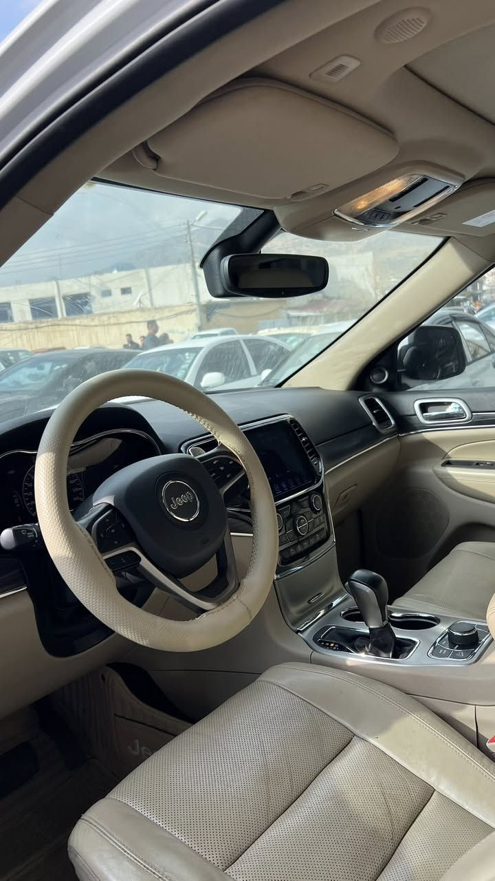 Heep chiroke 2019
جيب.  السعر 270 بيها مجال بسيط 
جراند شيروكي, Limited, 2019 خليجي وكالة هارليم
ضرر: كلين تايتل حتا دعاميات بدون صبغ
سلندر: 6 سلندر
محرک: 3.6 شرط ما مفتوح
بانوراما - الكاميرا الخلفية-بصمتين وياه - سقف بانورامي -عدسات شديتلها لايت فول - صندوق كهربائي  - كاميرا 360 - مستشعر وقوف - تدفئة المقاعد - بصمة - شاشة - مراقبة النقطة العمياء - التحكم التلقائي في درجة الحرارة - 8 وسادة هوائية - مانع الانزلاق - تدفئة مقود القيادة - أبل كاربلاي - التشغيل عن بعد - 4x4 - رادار - أوتو بارك - تحذير مغادرة المسار - التحكم الإلكتروني في الثبات - تحذير من الاصطدام الأمامي - مرايا جانبية تدفئة - خطوات جانبية - زر التشغيل

العنوان: دهوك

☎️-***********
