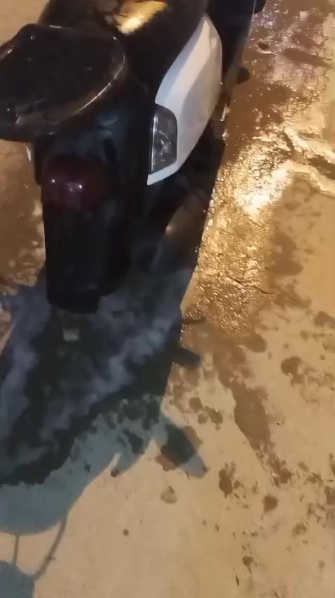 سلام عليكم دراجه للبيع او مراوس بماكس عدله دراجه نضيفه ما ناقصه شي مكينه ما مفتوحه شرط الفحص كهربائيات شغاله من طول لطول كفراته هاي تجاريه والاصليه سوده مختمات موجوده دراجه شغل واطلع وين ماتريد سعر650 وبيه مجال بسيط للاستفسار رقم واتساب فقط *********** المكان ناصريه مركز
