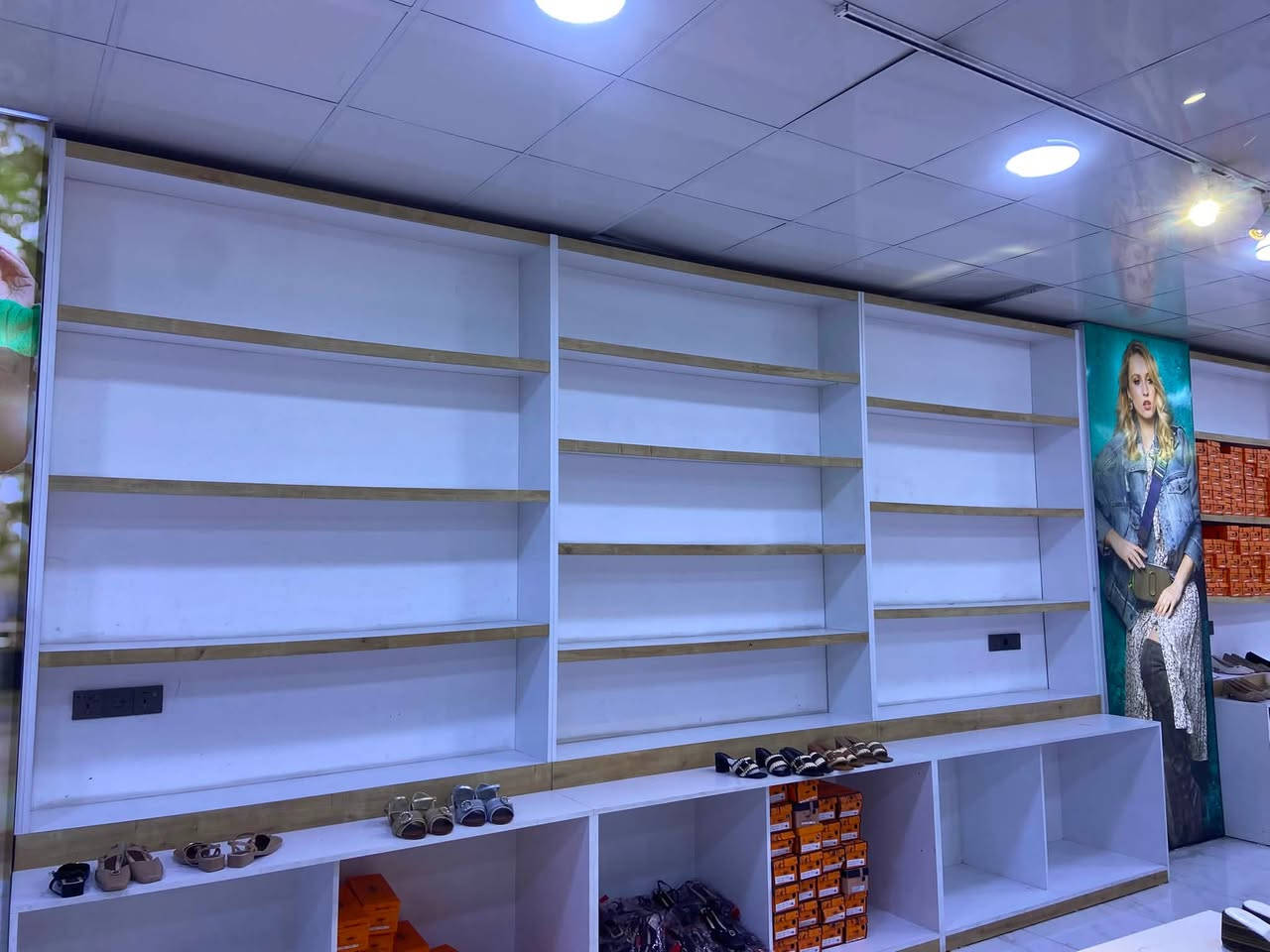 عندي رفوف وجرارات مال محلا نضيفات كلها خشب اصلي شي مضبوط للبيع شلع عنواني كركوك شارع قدس ***********
