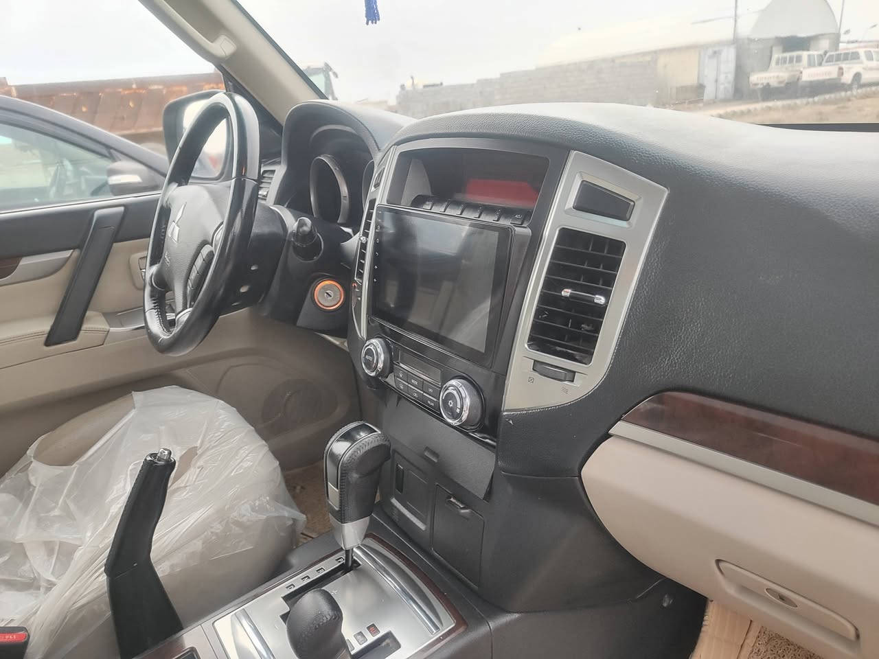 السلام عليكم
للبيع والمراوس 
 باجيرو موديل 2019
سعر مال بيع مناسب ونهايته 185
 وارد كويتي
، دفع رباعي حقيقي،
 فتحة سقف،
 لون سلفر يفتح النفس.
 ماشية 129 ألف كم،
 استخدام على يد وحدة من 30 ألف لحد اليوم.
تخم تاير دلوب ياباني.
محرك شرط مامفتوح وكفالة.
 نظيفة جداً سبير شركة منازل تكيات هم راس ارنب ولا شاديهن بلكشن الزغير.
 شغل وراحه وثبات،
جاهزة للخط والسفر والبر.
 سيارة تعتمد عليها وما تحتاج شي، تركب وتسوق وبس.”
السياره بيه حادث خشم الچاملغ وعلى إثرها اتبدل البونيد لان فافون واذا تصلح فما يضبط.


**إذا كنت صاحب هذا الإعلان وتريد حذفه لأي سبب، رجاءا أرسل رسالة إلى الدعم الفني**