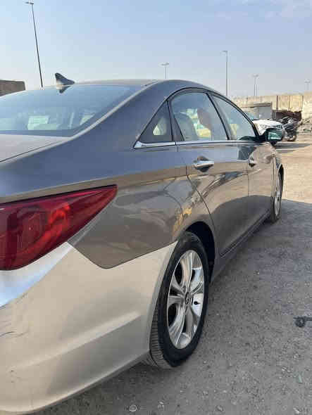 السلام عليكم 
سوناتا 2011 رقم بغداد بأسمي 
مصبوغه عام جانت صفرة ورجعت خصوصي 
حادثها جاملغ امامي 
كير مكينه تبريد حداديه خير من الله
85 بيها مجال قليل
العنوان بغداد الشعب او ساحة مضفر  
***********
