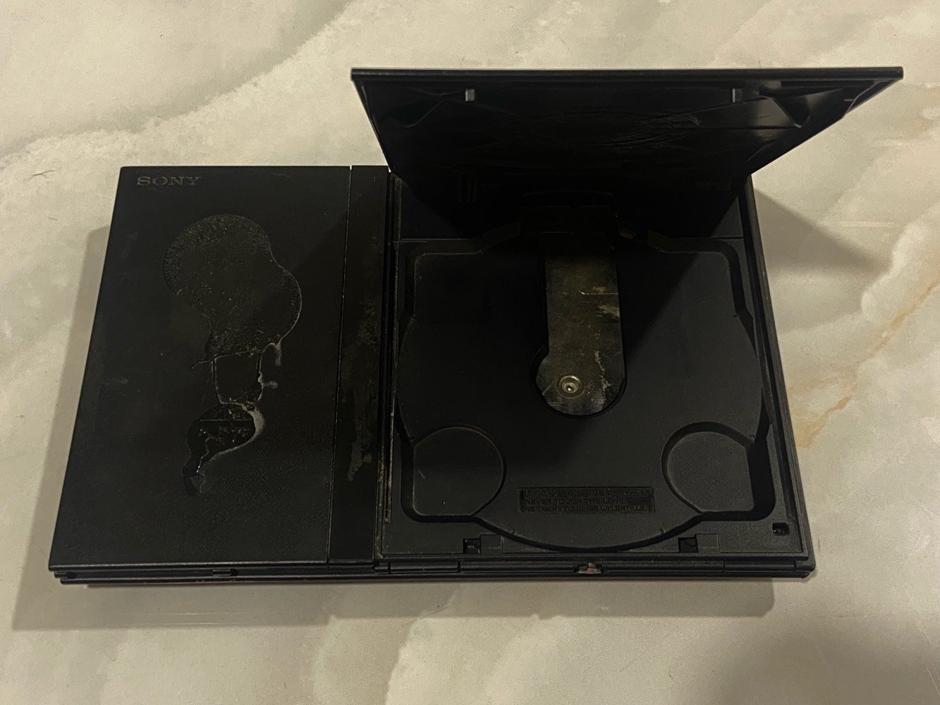 PS2 SLIM للبيع 
النظافة كدامك بس بيه خلل بزر التشغيل تحتاج تبديل 
مع يدتين سلك ويده بلوتوث 
كامل ملحقات موجودة البور وسلك av 
ومحوله hdmi يعني تكدر تشغل الجهاز على تلفزيون حديث ووياه سلكين hdmi 
وميموري كارد 2 مهكر 
قيمه وتدلل 
شنو موديل البلايستيشن بالضبط؟ وهل هو معدل/مفكوك أو شغال عالـدسك والفلاشة؟: 
ps2 slim معدل يشغل الفلاش بس ميشغل اقراص ينرادله عدسه 
شلون حالته التشغيلية: الجهاز واليدات كلهم شغالين زين لو أكو ملاحظة على أي يد أو منفذ؟: 
الجهاز يحتاجله تبديل قطعة التشغيل  يده بلوتوث شغاله واليدتين السلك ايضا 
كل الملحقات الظاهرة بالصور داخلة بالسعر لو أكو شي منّها مو مرفق؟: 
كل الملحقات ماعدا واير الطاقة بس موجود بس ماصورته  
وين موقعك بالضبط بالإمارات/العراق حتى نرتب الاستلام؟ وهل تقبل توصيل؟: 
العراق ، توصيل ماكو 
السعر كم نهائي؟ وهل أكو مجال بسيط بالنزول إذا الدفع فوري؟: 
ماعندي سعر محدد قيم واخده 