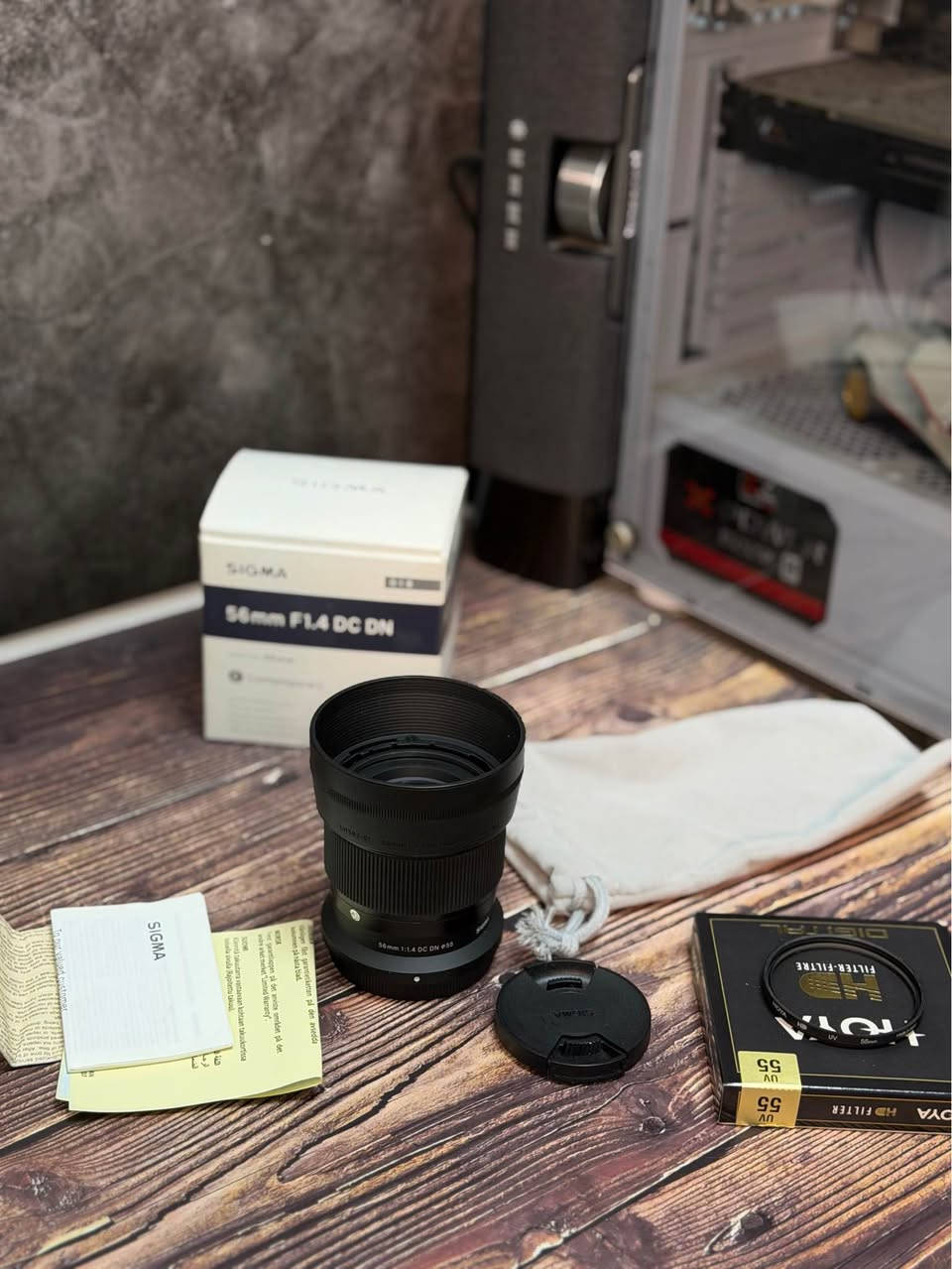 ⁨ 📸 Sigma 56mm f/1.4 DC DN – Nikon Z Mount

عدسة احترافية من سيكما مناسبة للتصوير البورتريه وتعطي عزل وخلفية ضبابية جميلة (Bokeh) بفضل فتحة العدسة الواسعة f/1.4.

🔹 الحالة: مستعمل – نضافة 100٪؜ 
🔹 الملحقات: 
• الكرتون الأصلي 
• قبق أمامي + خلفي 
• هوود بلادي 
• كفر للعدسة 
• فلتر أصلي

⚙️ المواصفات والأداء:
• البعد البؤري: 56mm (مثالي للبورتريه) 
• فتحة عدسة واسعة f/1.4 – أداء ممتاز بالتصوير الليلي والإضاءة الضعيفة 
• عزل قوي وخلفية ناعمة للبورتريه 
• حدة عالية جداً بالصورة (Sharpness) 
• أوتو فوكس سريع وهادئ مناسب للتصوير والفيديو 
• حجم خفيف ومناسب للاستخدام اليومي

📷 متوافقة مع كاميرات Nikon Z (APS-C): 
• Nikon Z30 
• Nikon Z50 
• Nikon Z fc 

💰 السعر: فقط 425,000 دينار

📩 للاستفسار أو الحجز مراسلة الصفحة 
🚚 *متوفر توصيل مجاني⁩ كركوك, العراق


**إذا كنت صاحب هذا الإعلان وتريد حذفه لأي سبب، رجاءا أرسل رسالة إلى الدعم الفني**