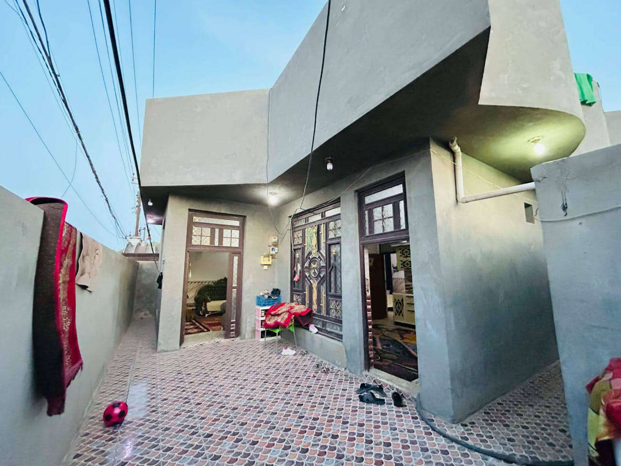 السلام عليكم
  دار للبيع مكان مميز جدا 
طابو صرف
نوع البناء //طابوق السقف صب كونكريت
شارع تبليط
سند طابو صرف باسم صاحب البيت 
تحويل البيت ثاني يوم بعد الشراء
العنوان / /بابل المدحتيه 
 حي الحسين العسكري قرب ساحة تارتان قرب مدرسة كميل البيت ركن على شارعين أمامي ١٠متر تبليط 
المساحة//١٦٥
الواجهه //١٥م
النزال //١١م
بناء حديث 
خدمات كامله من ماء وكهرباء وتبليط
السعر/٩٥وبي مجال
تفاصيل البيت طابقين
الطابق الأول
استقبال
صاله كبيره 
عدد الغرف ٢
حمام داخلي
صحيات خارجيه 
الطابق الثاني 
مطبخ حار وبارد
مخزن 
البيت كامل وجاهز
البيت موقع حلو وجيد جداً 
بناء حديث 
للاستفسار
مراجعة  مكتب دلالية وائل الهندي 
***********
ابو علي*********** 
مكتب دلالية وائل الهندي بابل المدحتيه الحمزه الغربي ع شارع 60 قرب سلوان ابو الكاشي مقابيل فرع علي قماره
