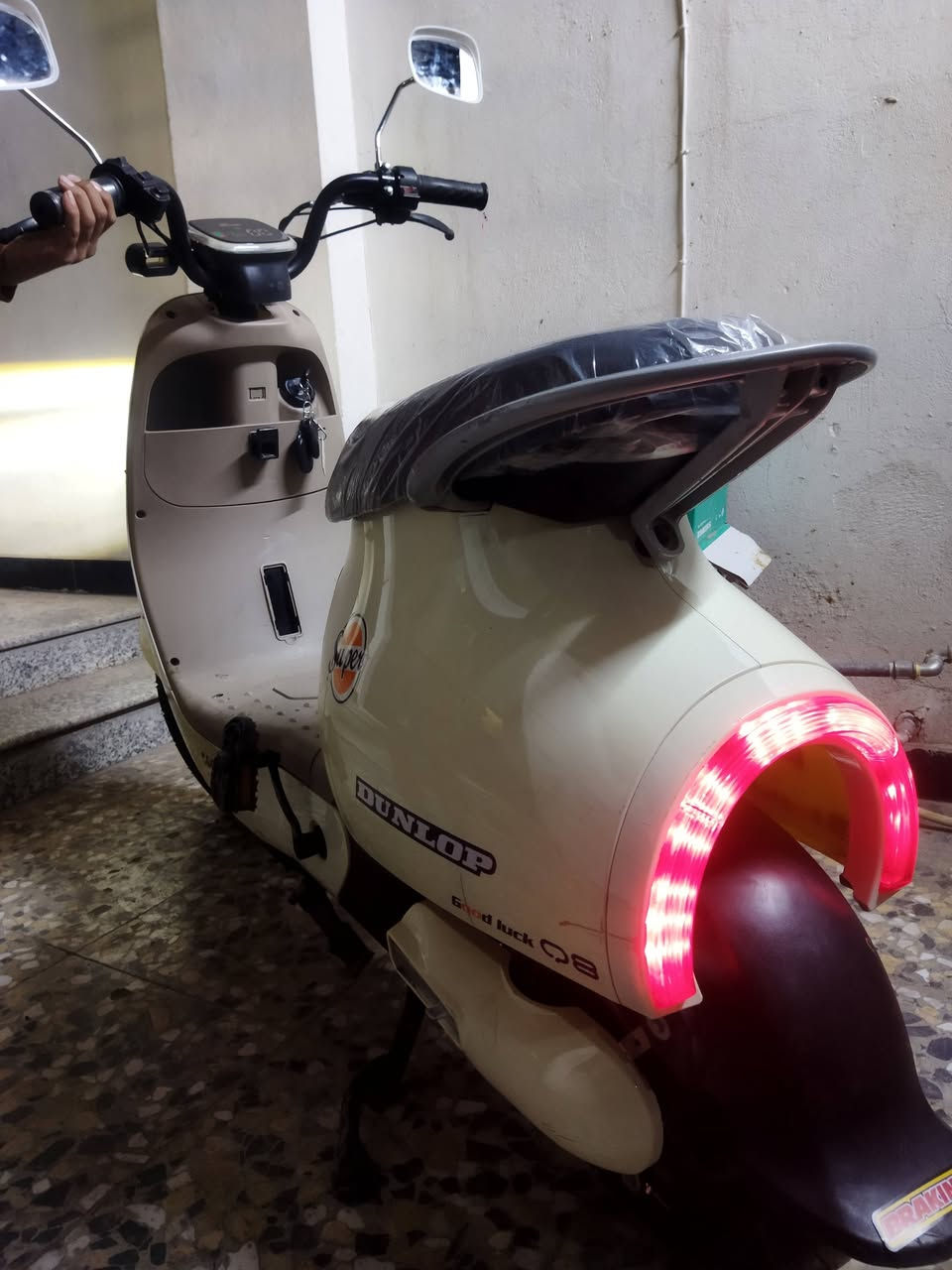 السلام عليكم 
دراجه كلاسيكيه 
حجم 14
الدراجه نضيفه جدٱ
بطاريت بحاله جيده 
شاحنه اصليه 
لايت زنون 
وياهه كارت 
وبصمه عدد2
وسويج
عارضهه 350
***********
