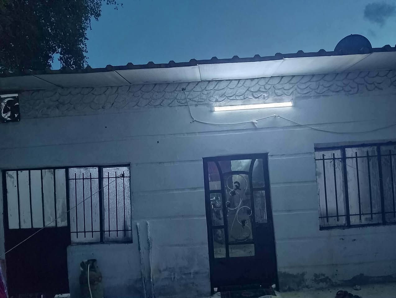 سلام عليكم بيت لبيع بحي كرار  وره ساحه تشابيه يشري يتصل***********
