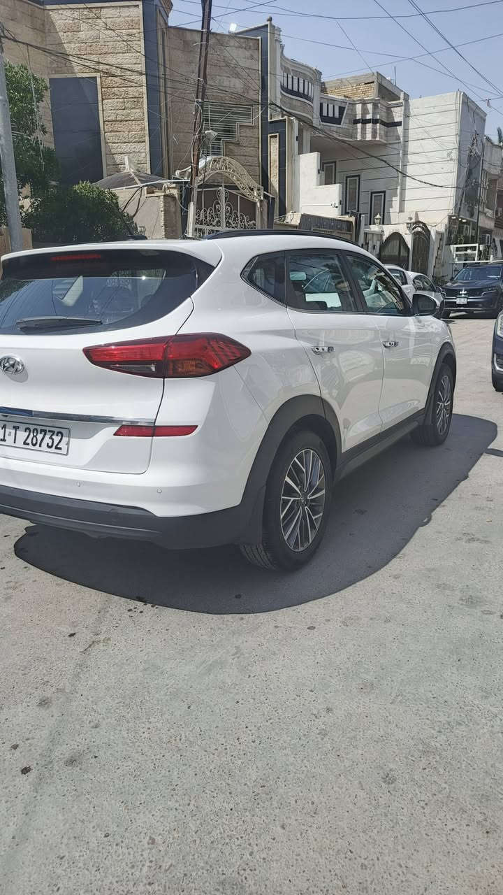 السلام عليكم للبيع توسان ٢٠٢٠ خليجي رقم بغداد السياره فول موصفات ١/١ بنورما بصمه كرسي كهرباء وجلد وشحن وايرليس تبريد قطعتين لايت زنون 5عدسات دوار وبعد بيه هواي موصفات السياره مكفوله من الحادث بيه فقط طلقه بلجاملغ الخلفي ومصلحه على كده السياره كير مكينه حداديه كهرباء تبريد كله مكفوله وعلى وظع الشركه ماشيه ٩١ الف السعر١٩٠ 
للستفسار فقط اتصال *********** بغداد الطالبيه
