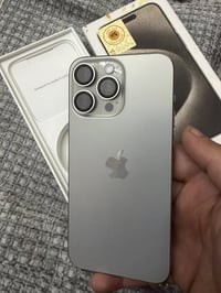 15 برو ماكس 256 تيتانيوم عربي مكفول مع الكارتونة 87‎%‎ السعر 1075 العن...