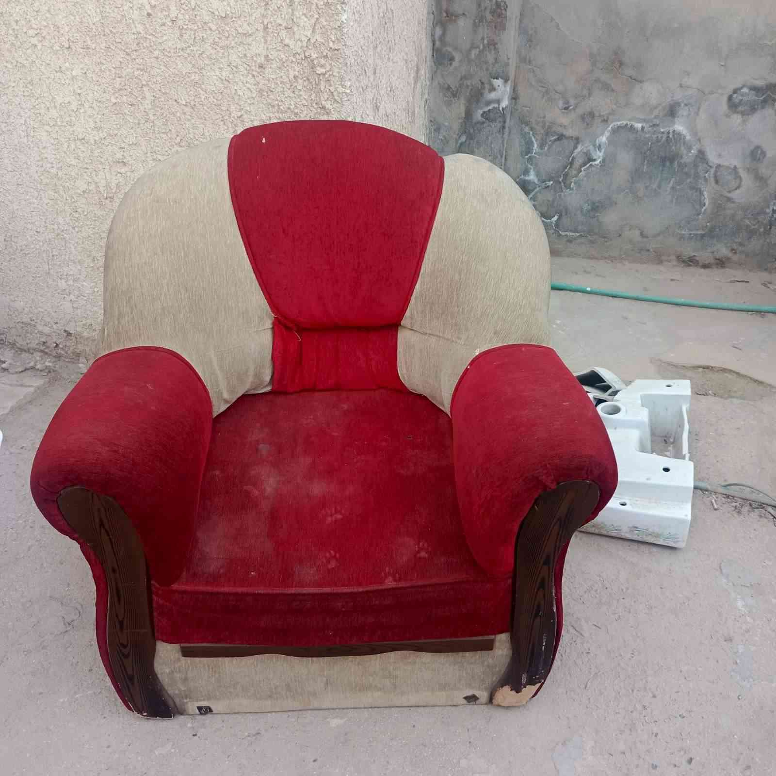 السلام عليكم 3قنفات للبيع نضاف لاكسر ولاشك سعرهن 75وبيهن مجال الاتصال ***********
